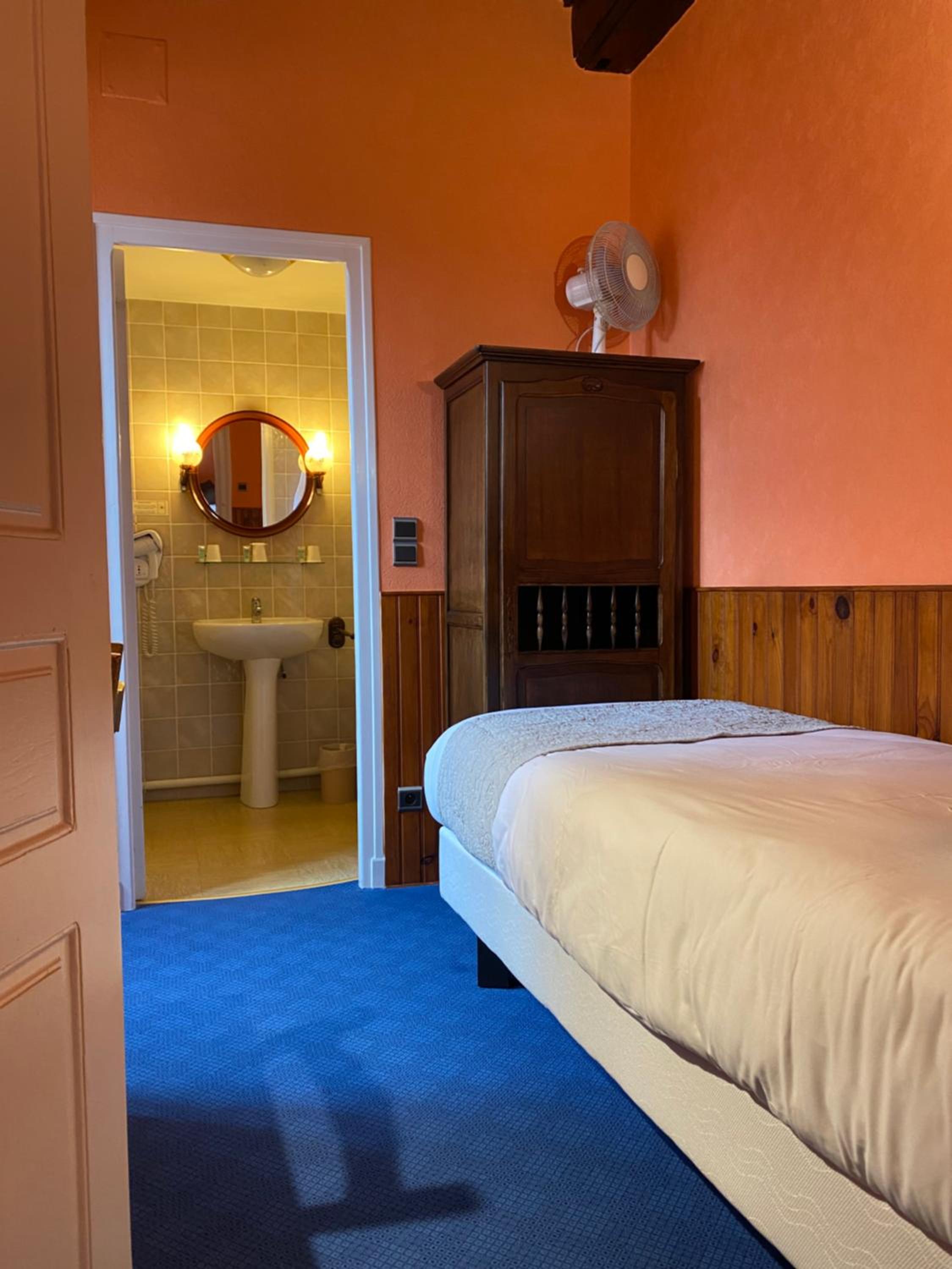 Triple Room with Bath - Photo 4