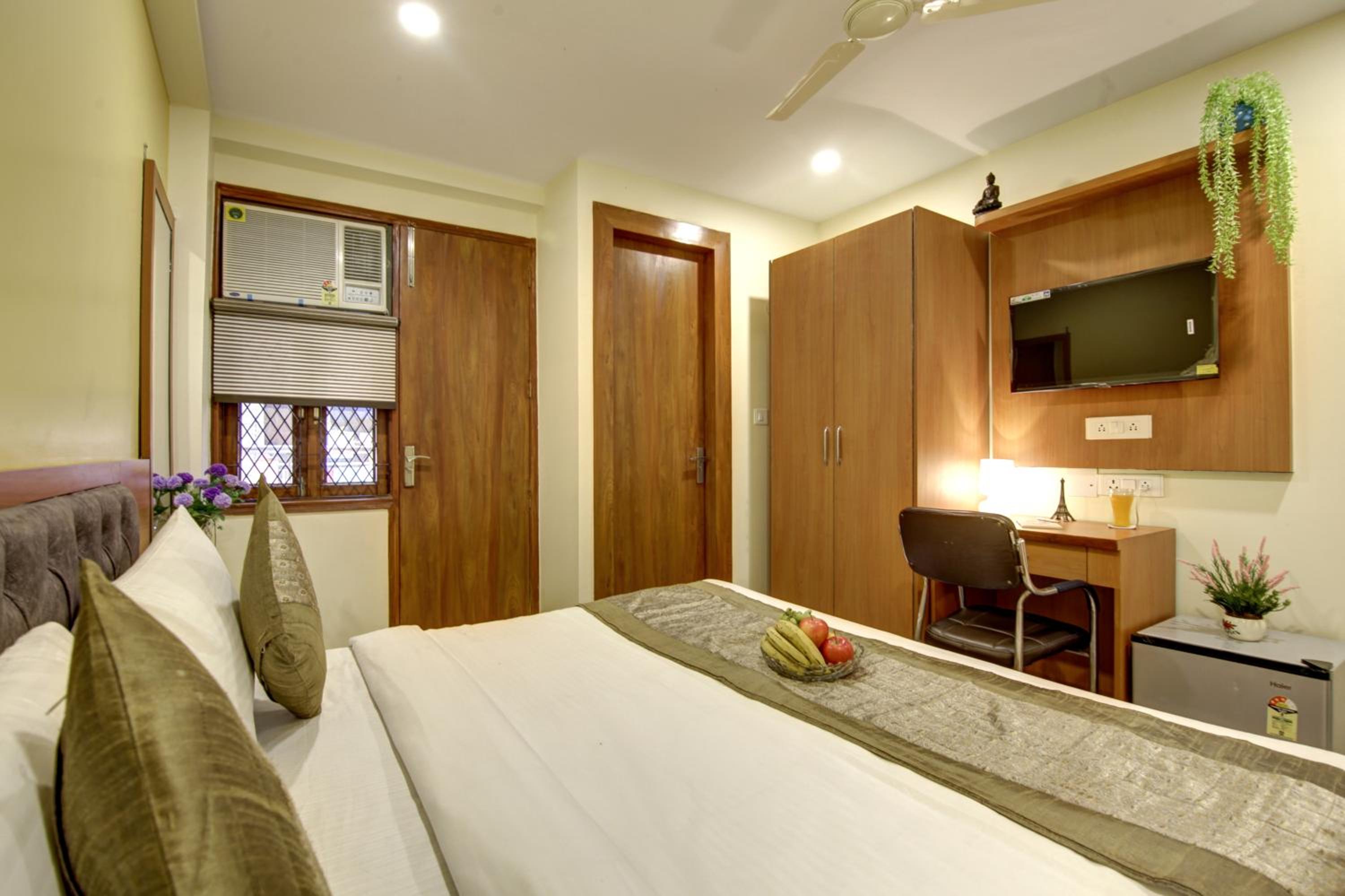 Deluxe Double Room with Balcony - Photo 8