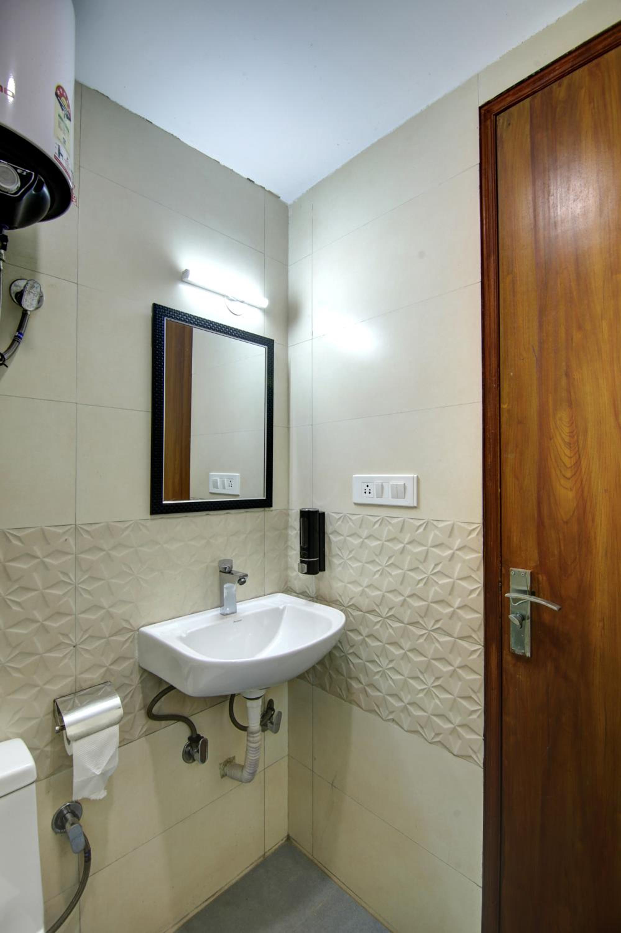 Deluxe Double Room with Balcony - Photo 2