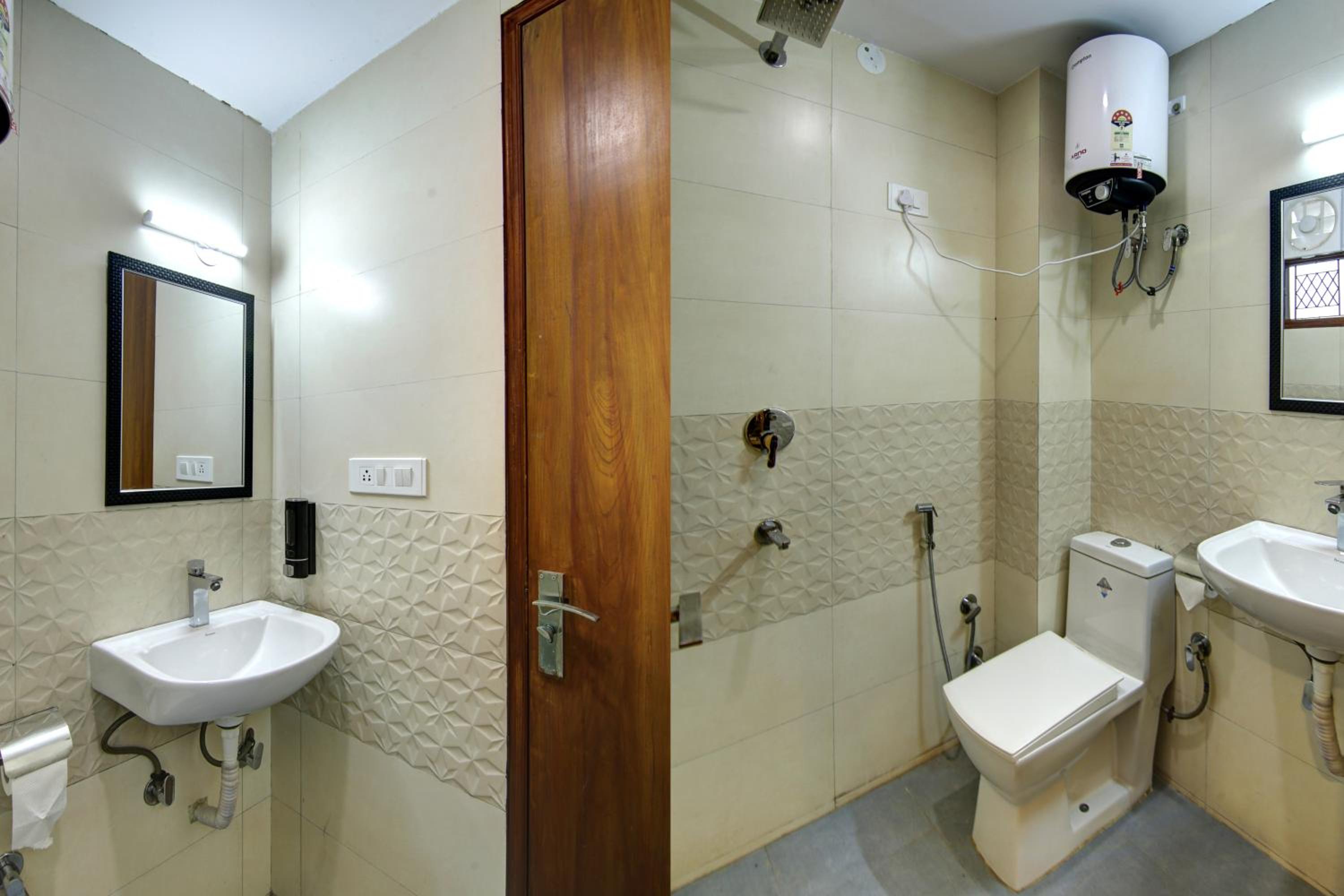 Deluxe Double Room with Balcony - Photo 5