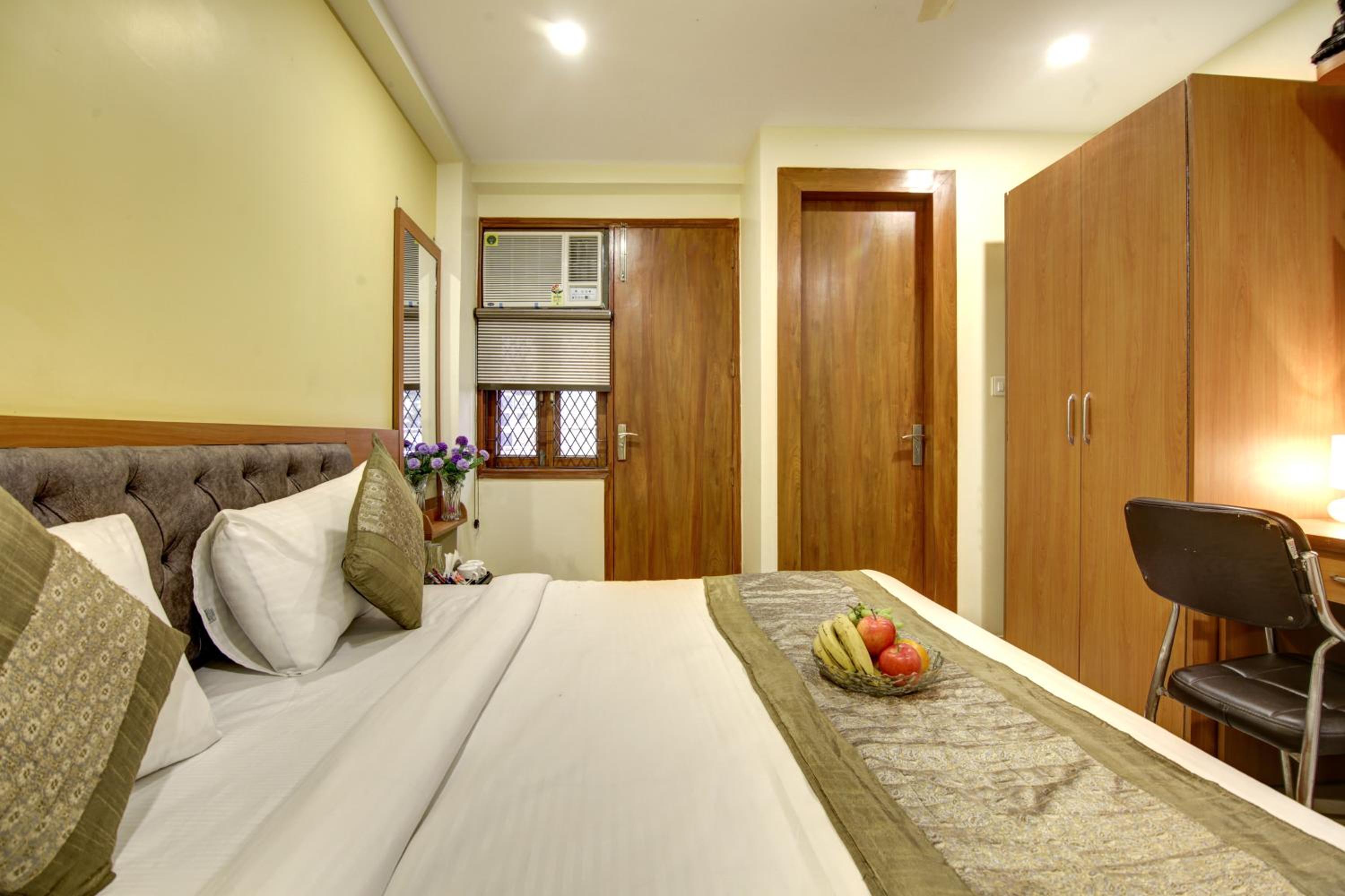 Deluxe Double Room with Balcony - Photo 10