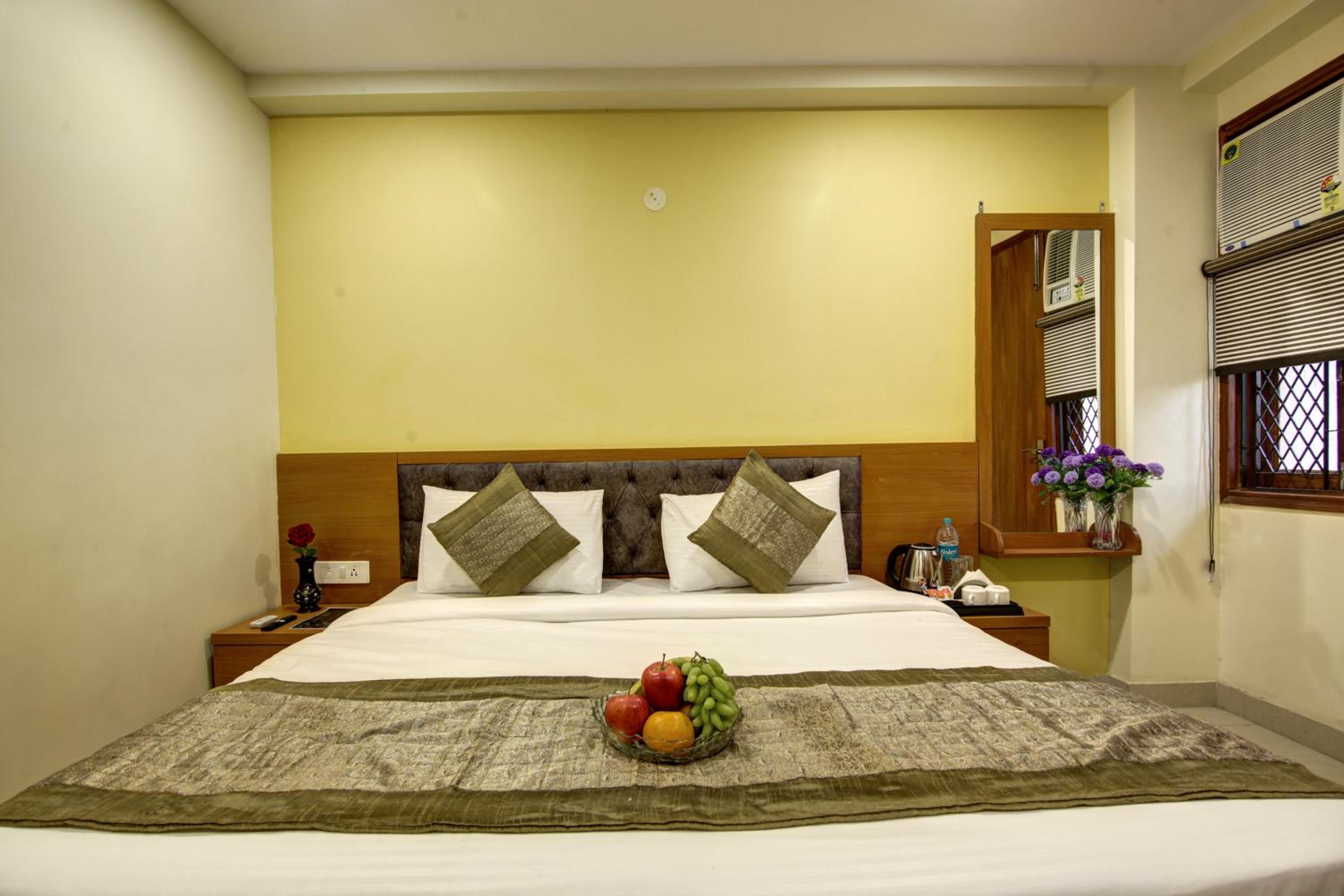 Deluxe Double Room with Balcony - Photo 9