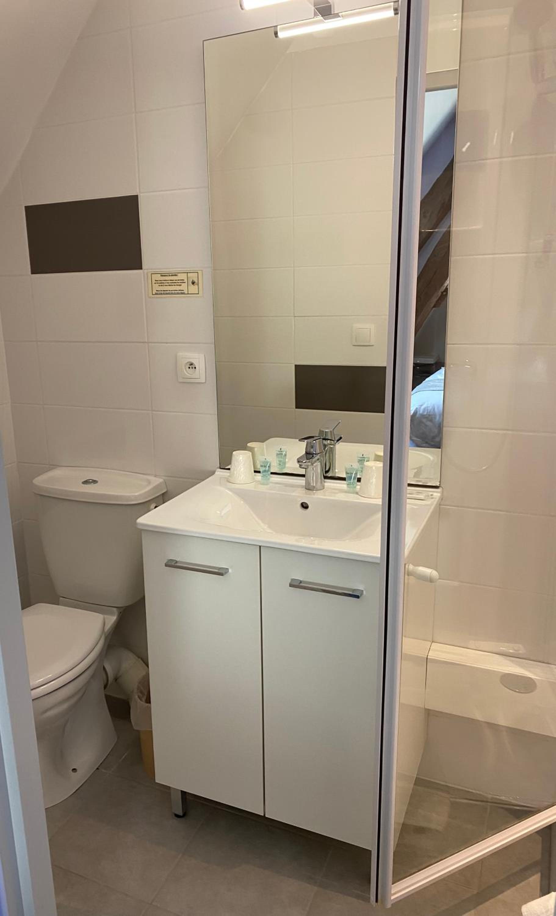 Double Room with Private Bathroom - Photo 8