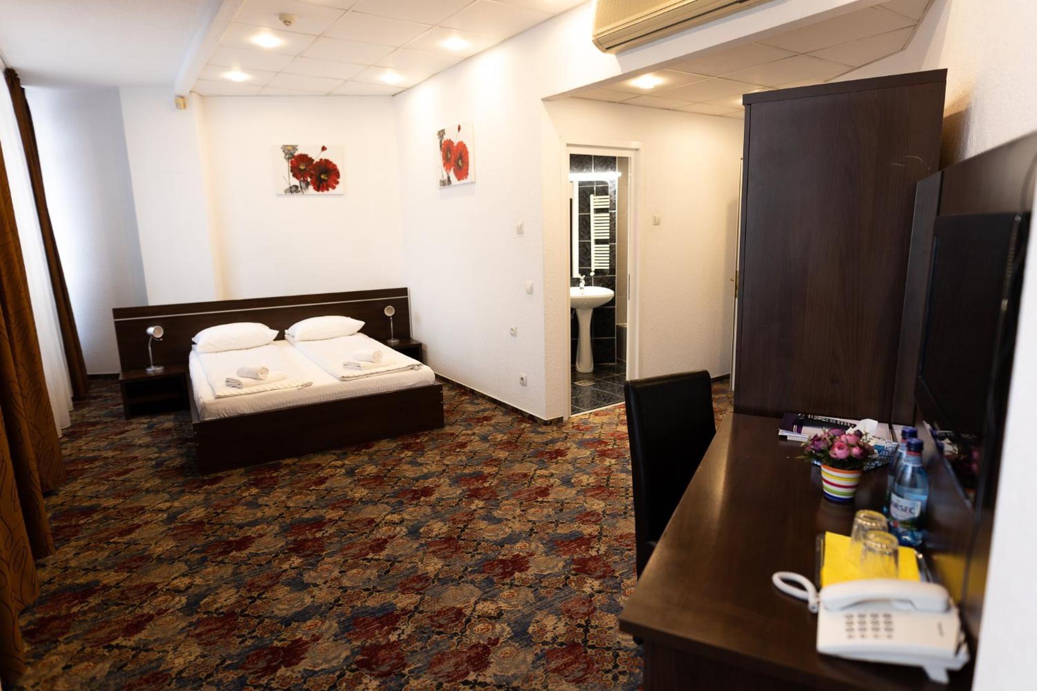Double Room - Photo 6