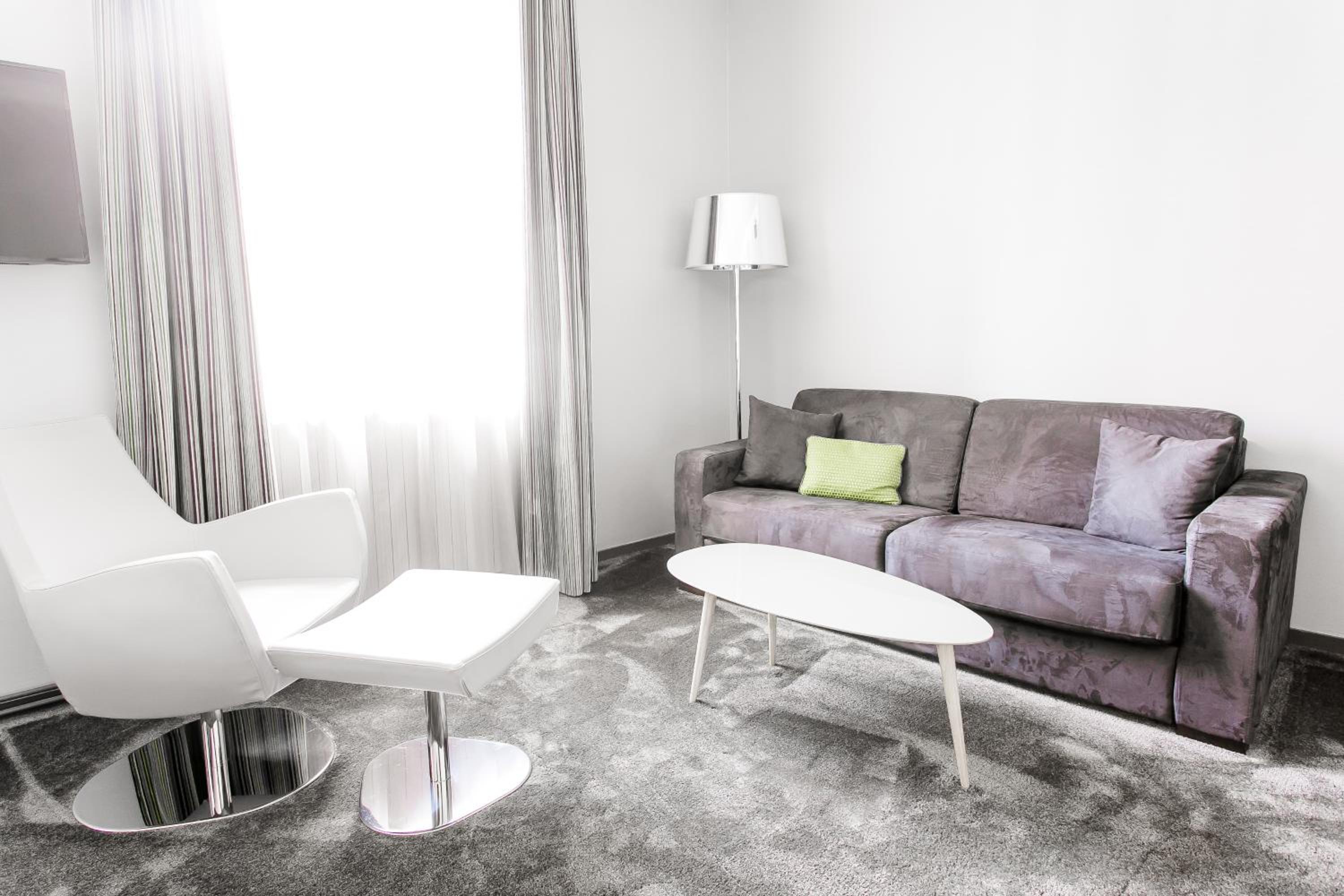 Family Room - Photo 5