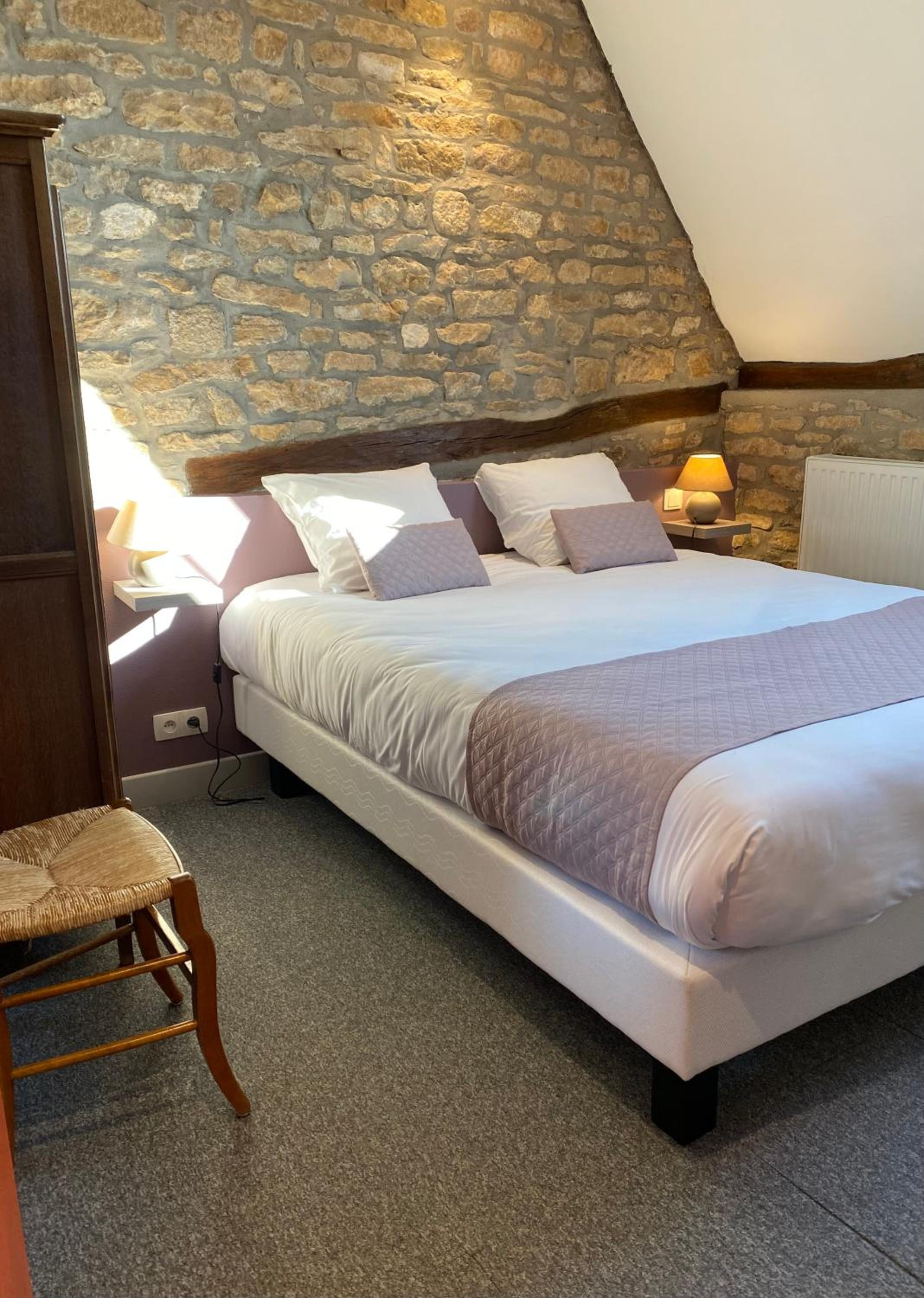 Double Room with Private Bathroom - Photo 10