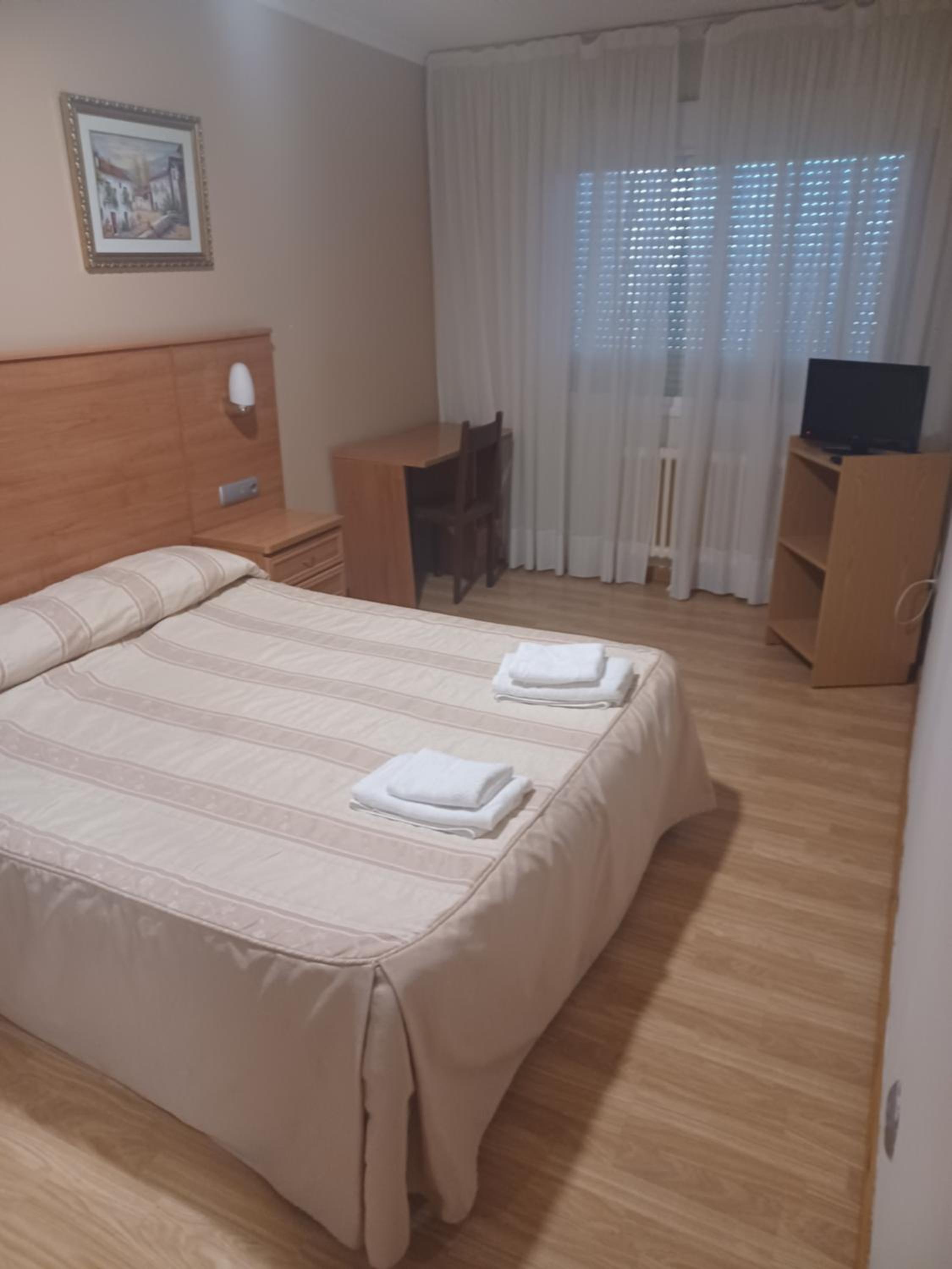 Double or Twin Room with Bathroom - Photo 6