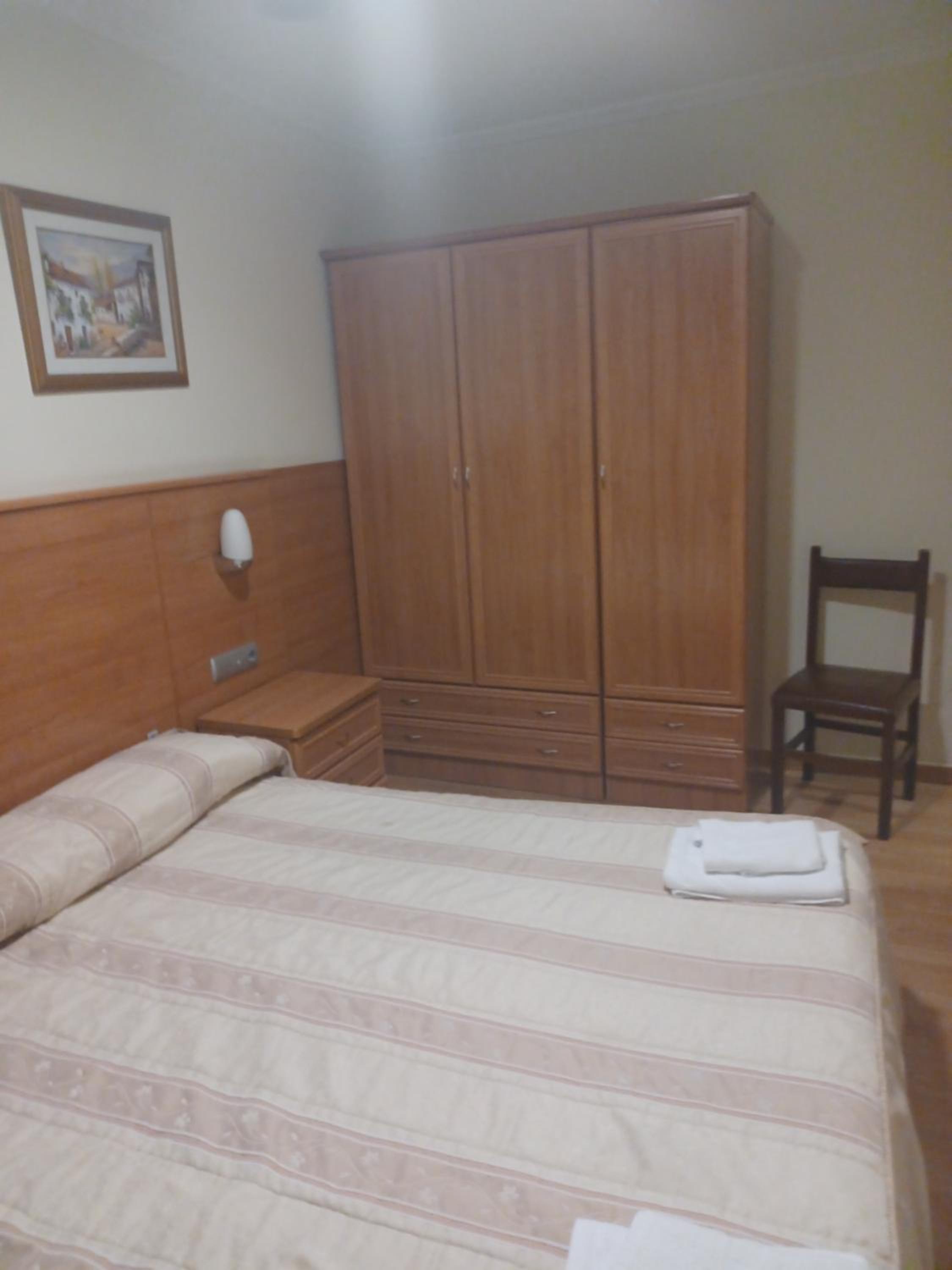 Double or Twin Room with Bathroom - Photo 3