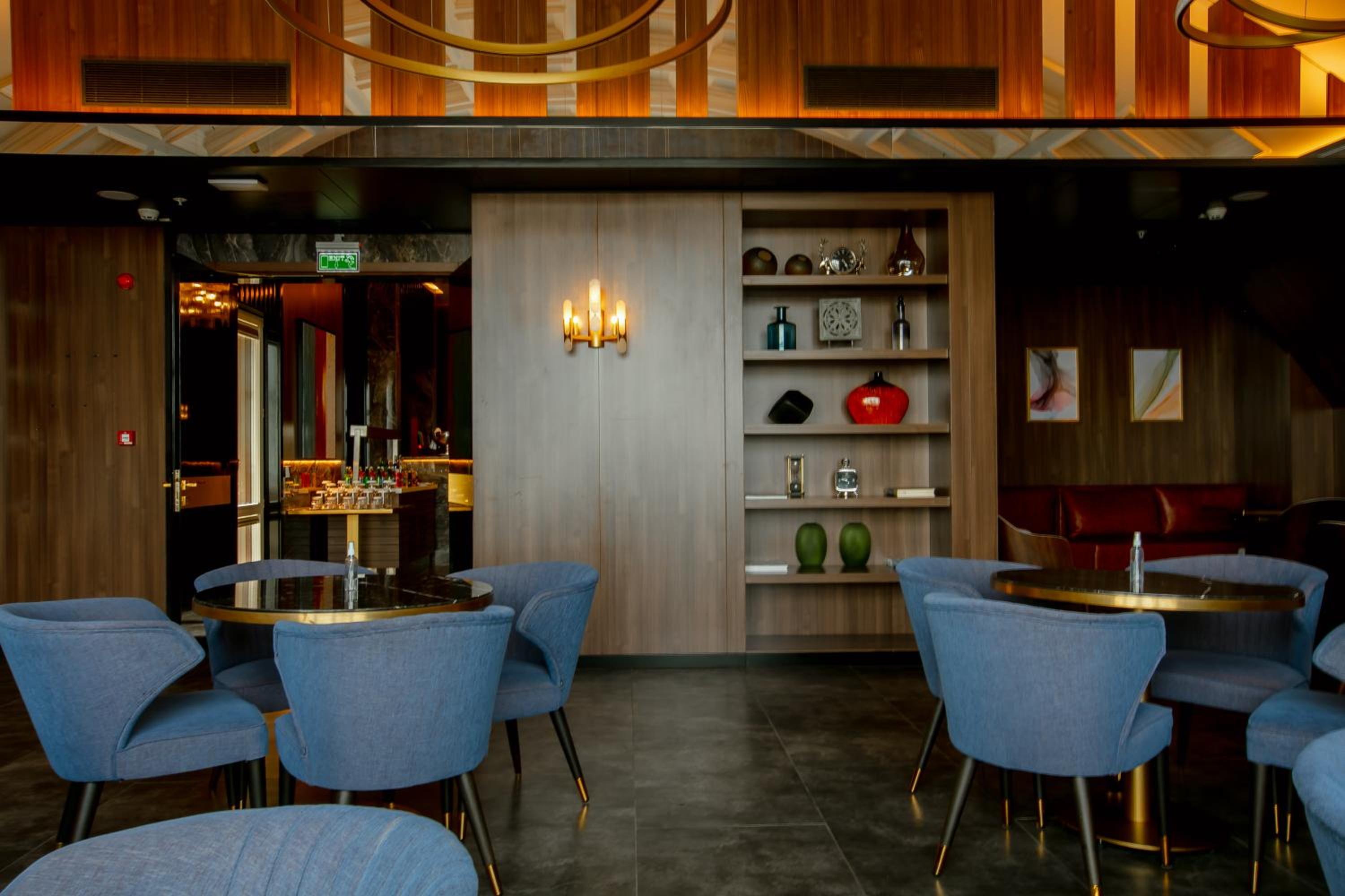 Classic King Room - Club Lounge Access - Photo 12
