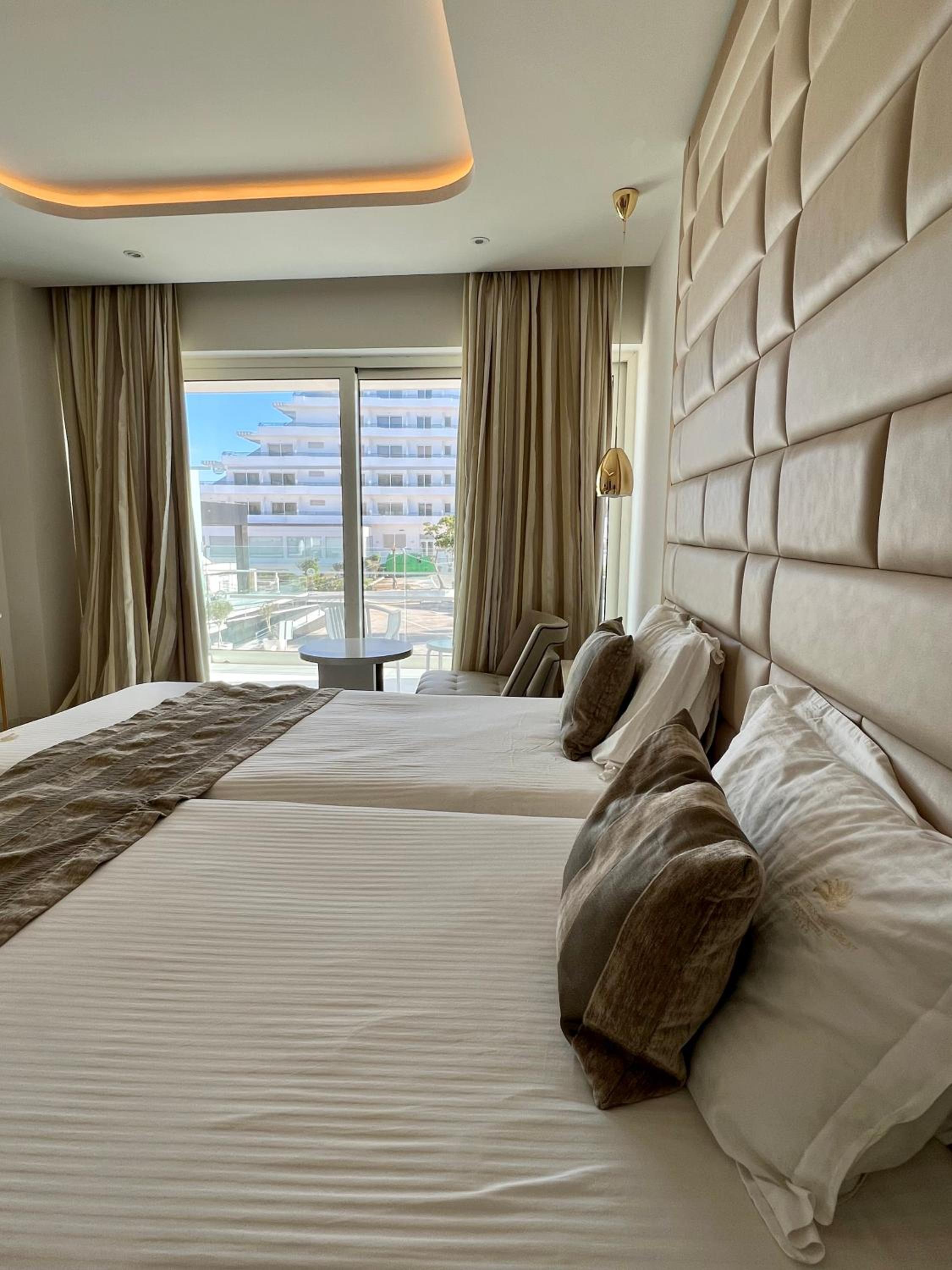 Standard Double or Twin Room with Side Sea View photo 2