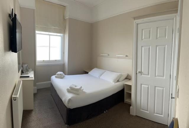 Double or Twin Room with Sea View - Photo 1