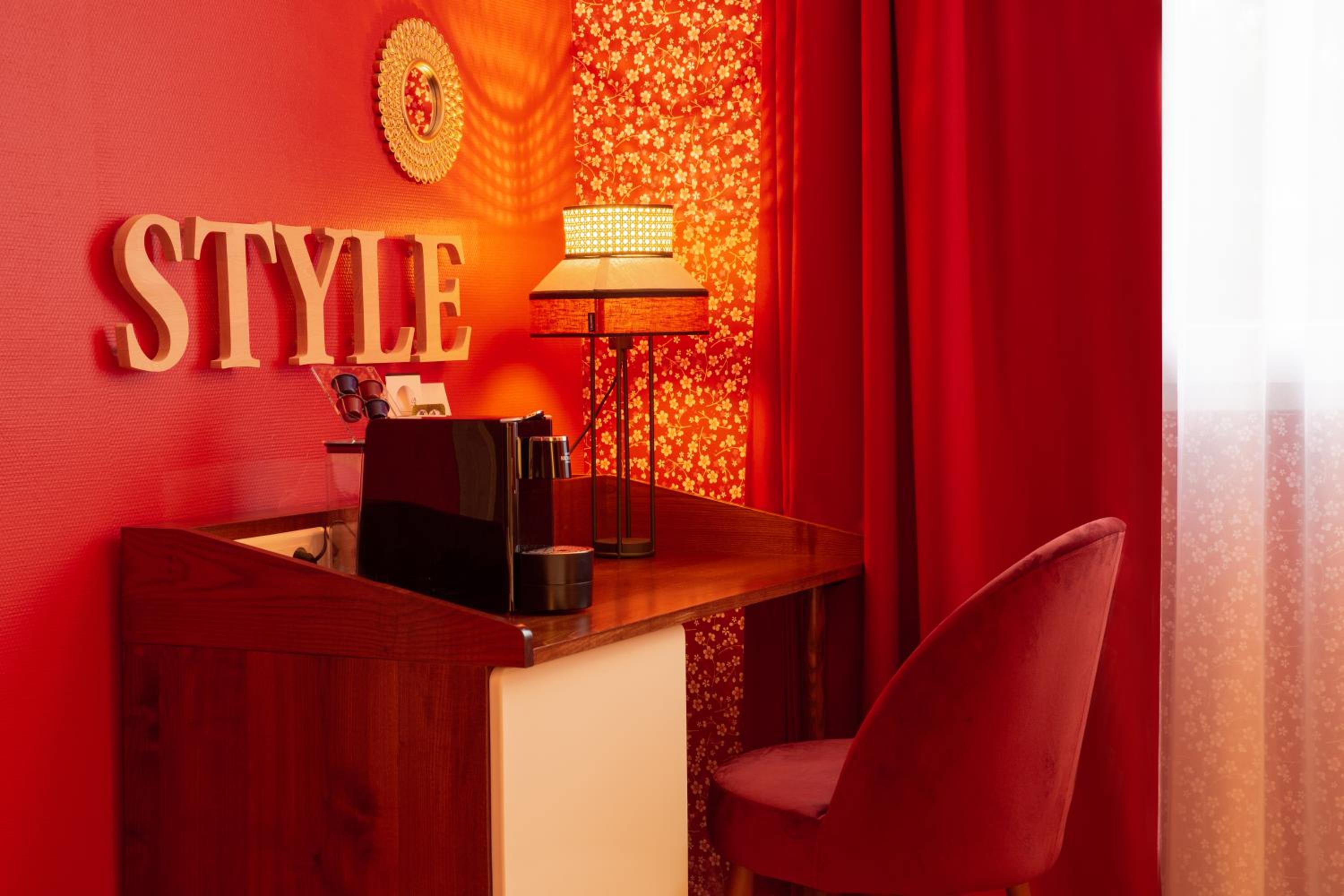 Standard Queen Room - Photo 8