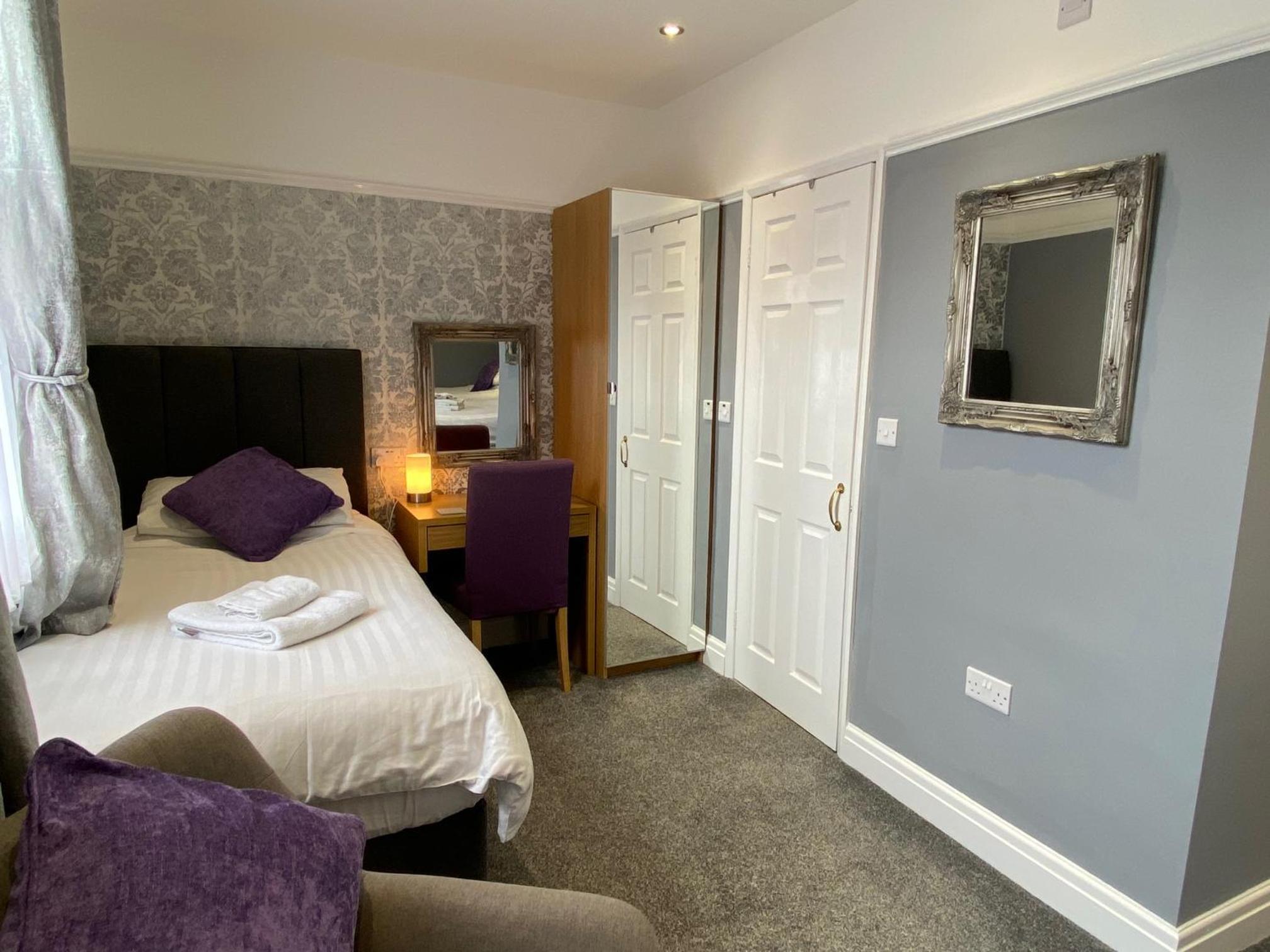 Standard Family Room Ensuite photo 2
