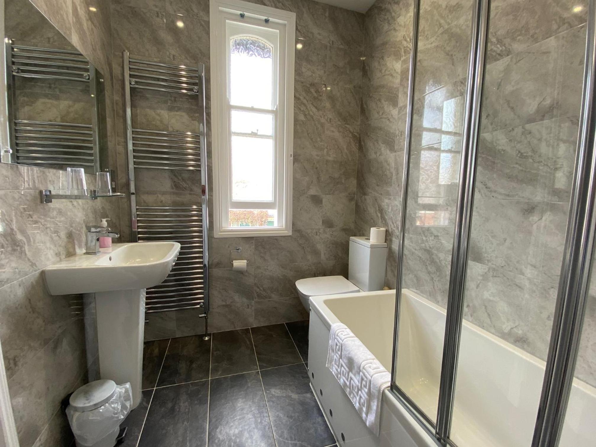 Standard Double or Twin Room Ensuite photo 3