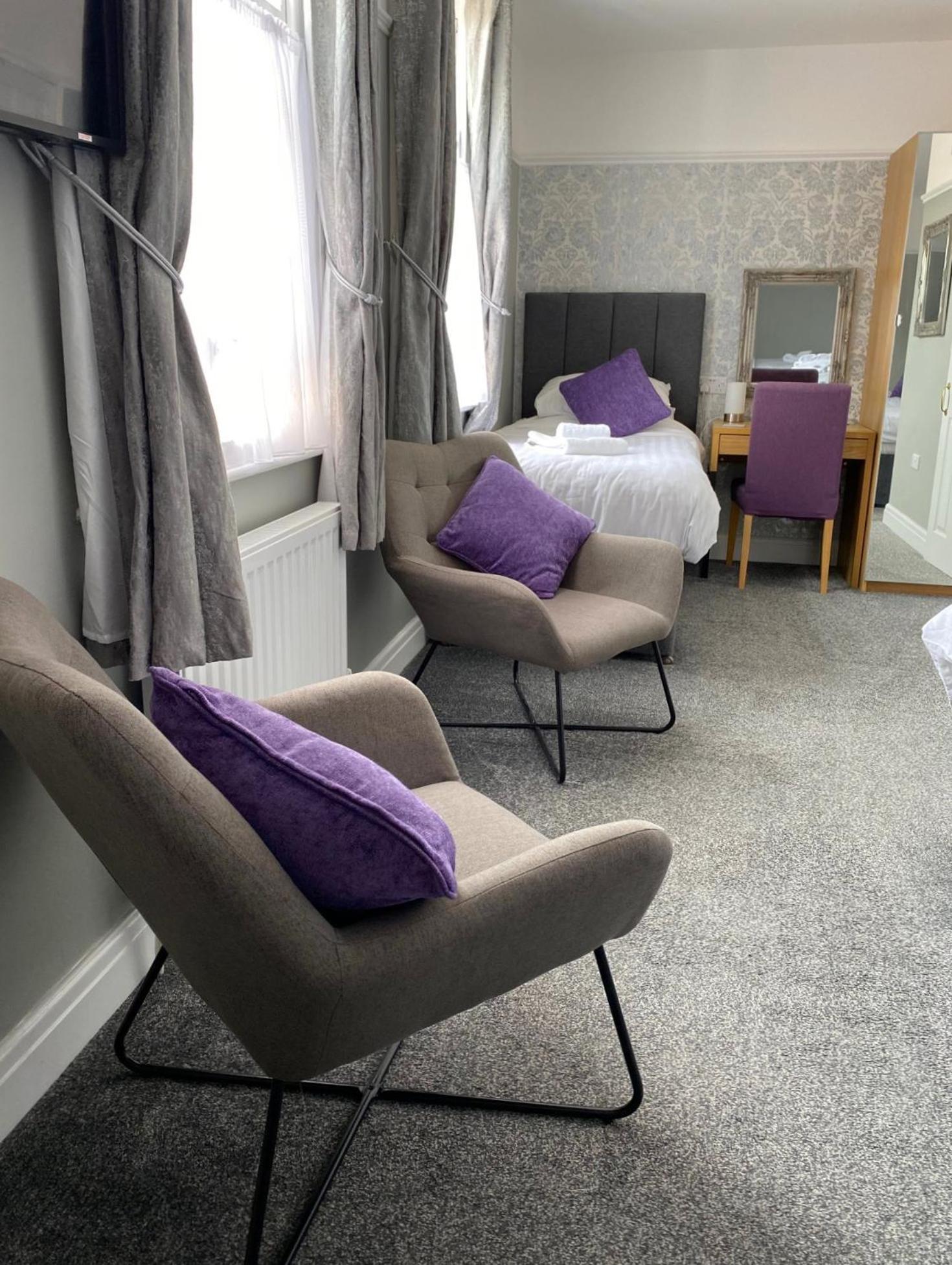 Standard Family Room Ensuite photo 3