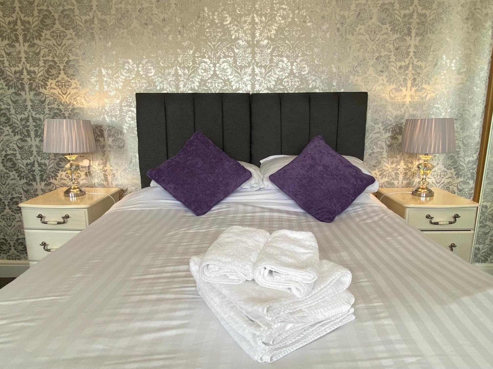 large single room Ensuite photo 2