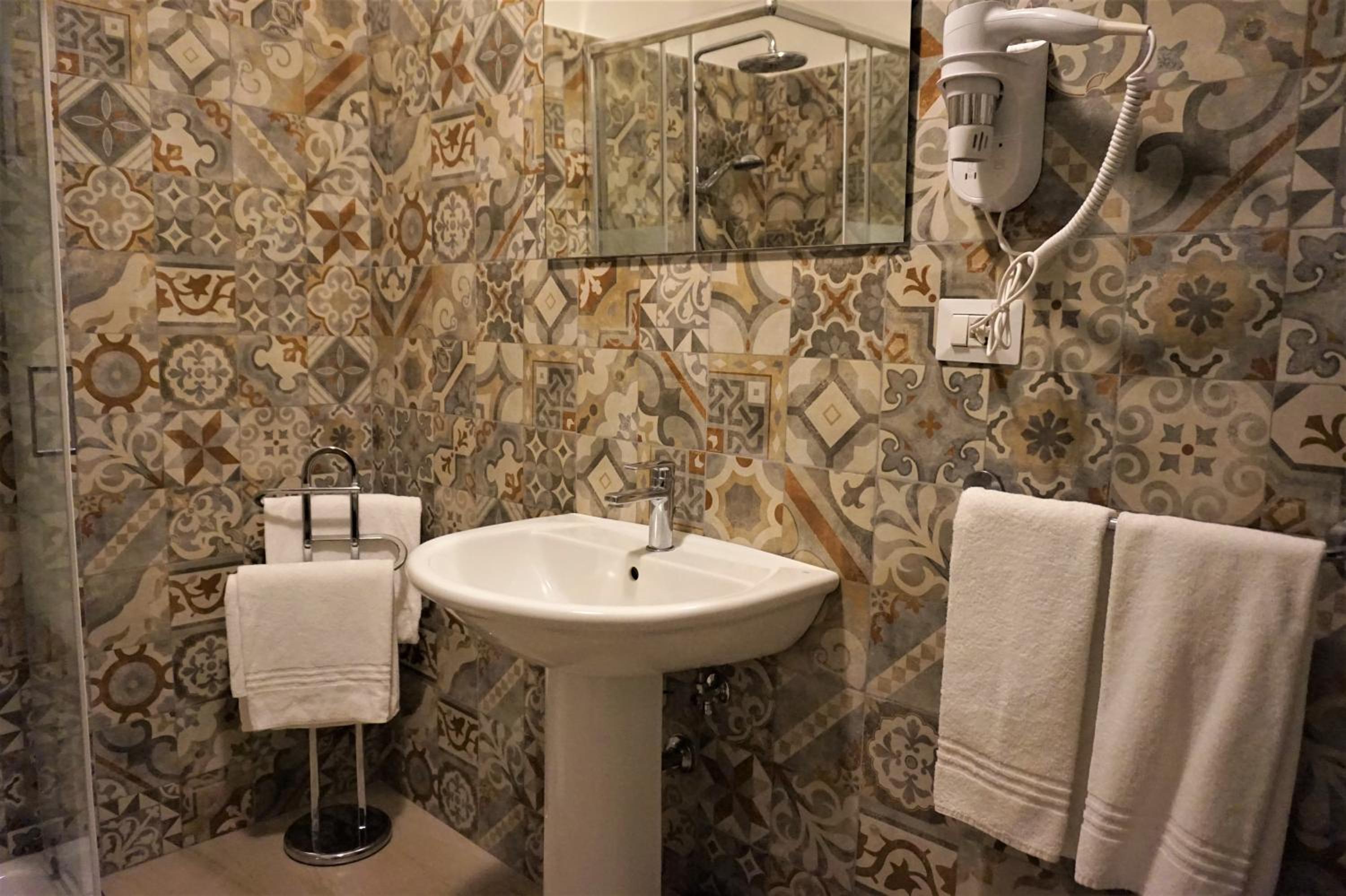 Deluxe King Suite - Photo 8