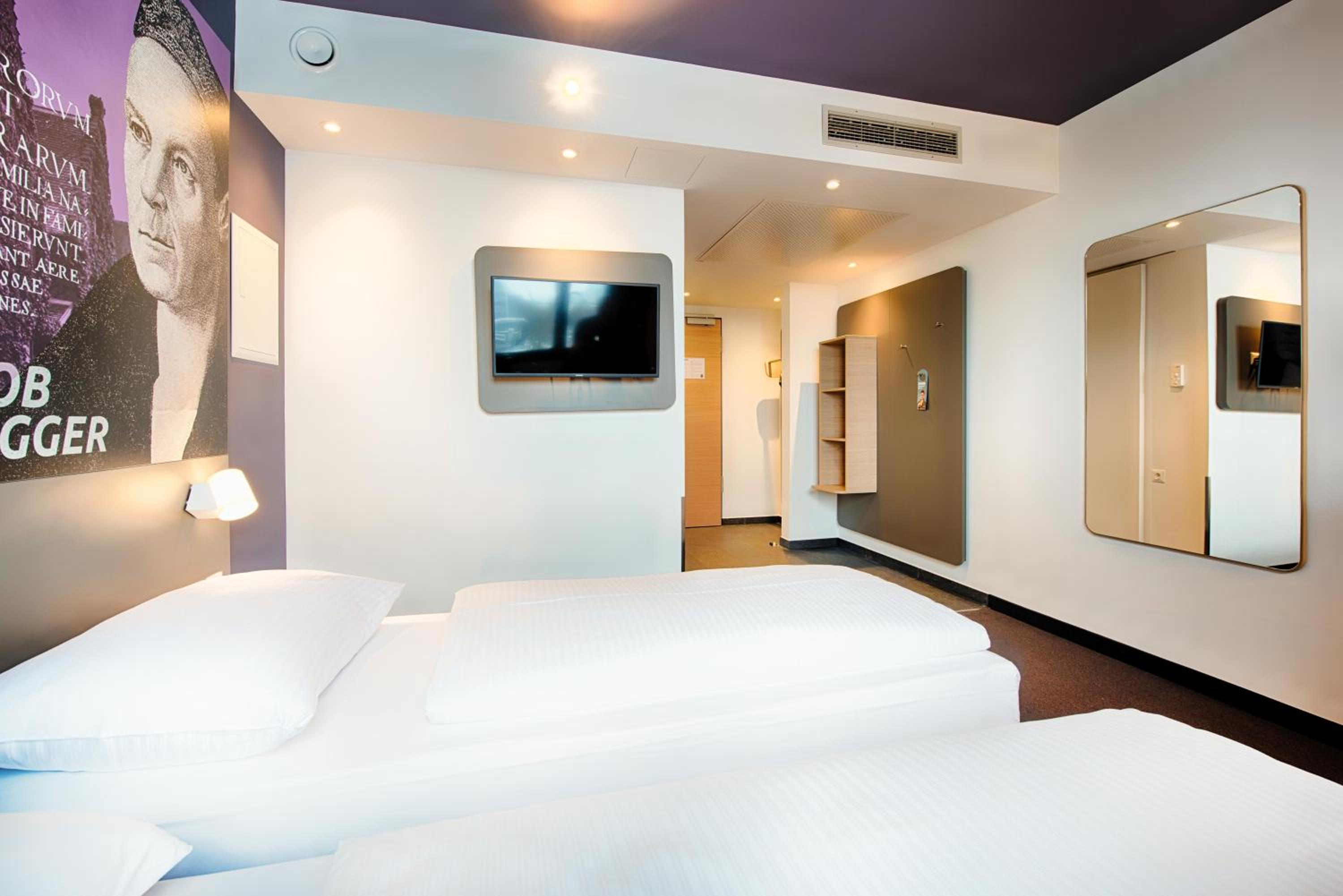 Twin Room thumbnail 5