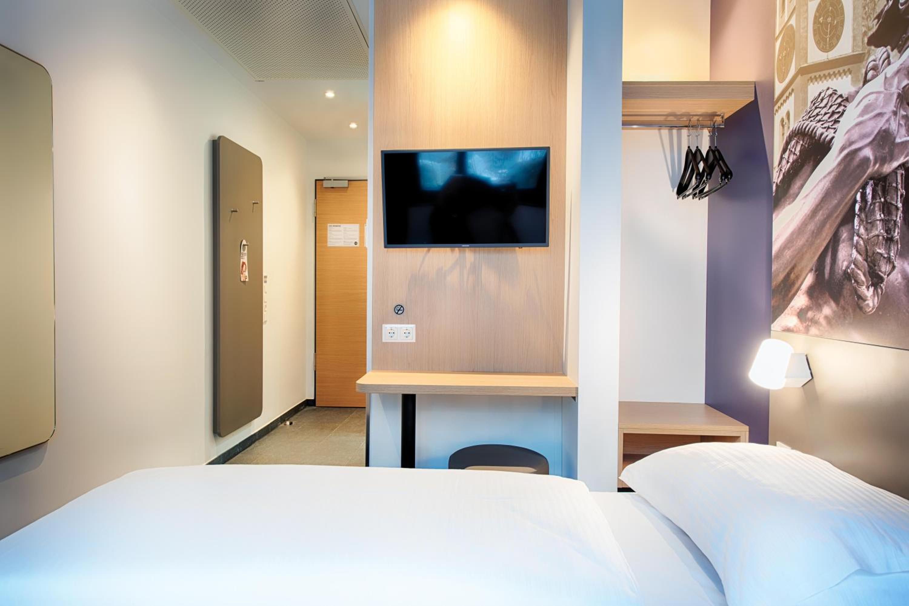 Twin Room thumbnail 6