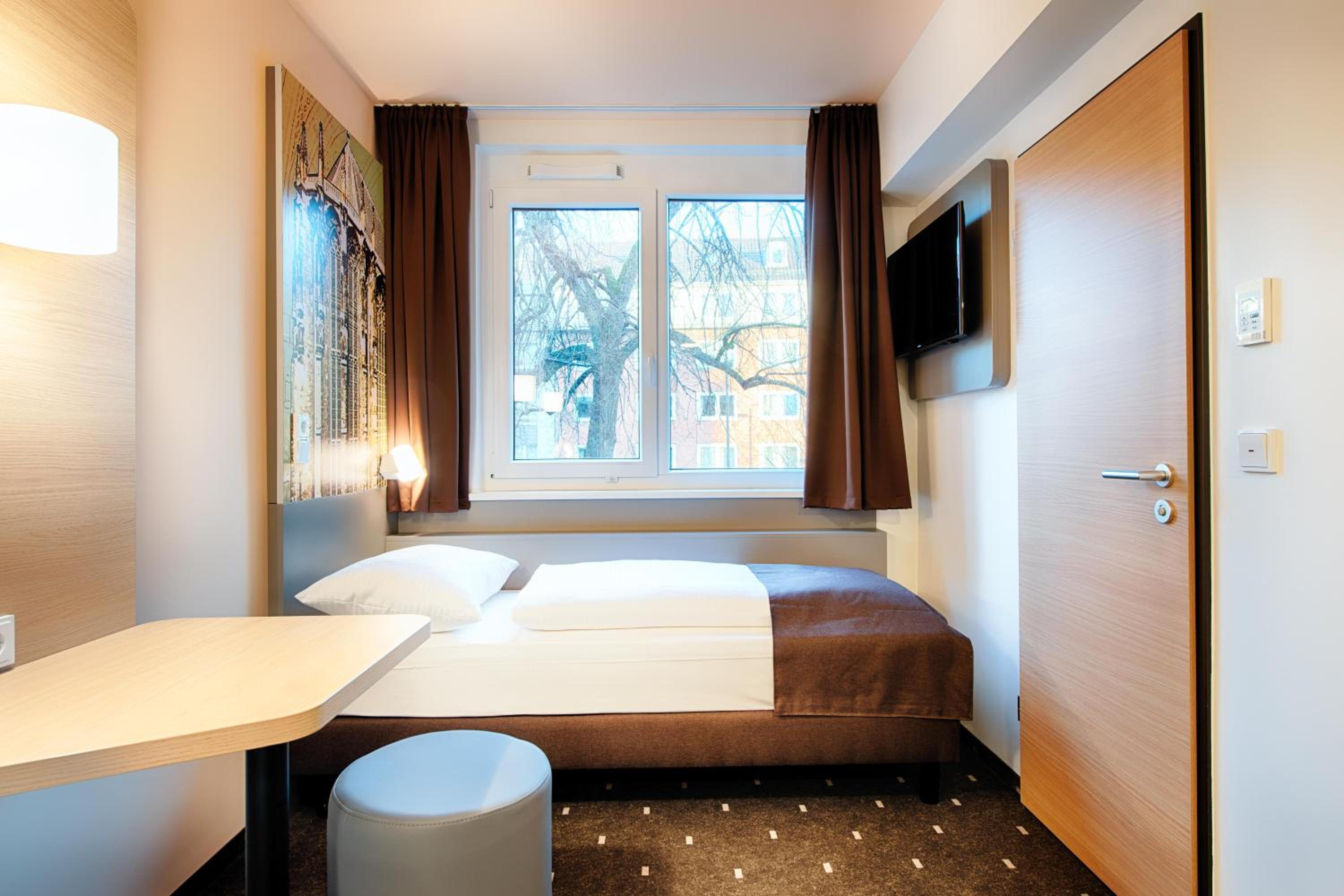 Single Room thumbnail 5