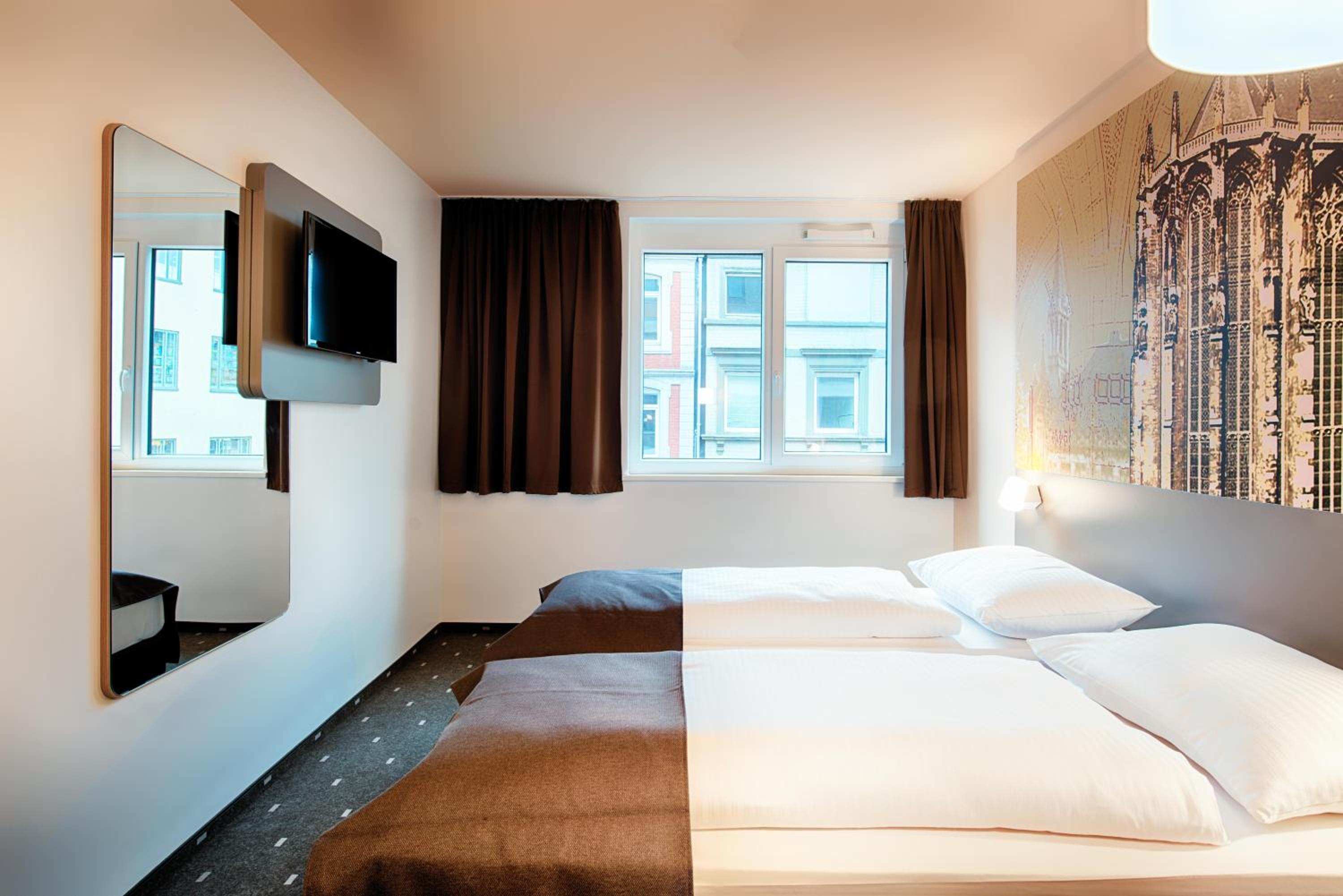 Twin Room thumbnail 5