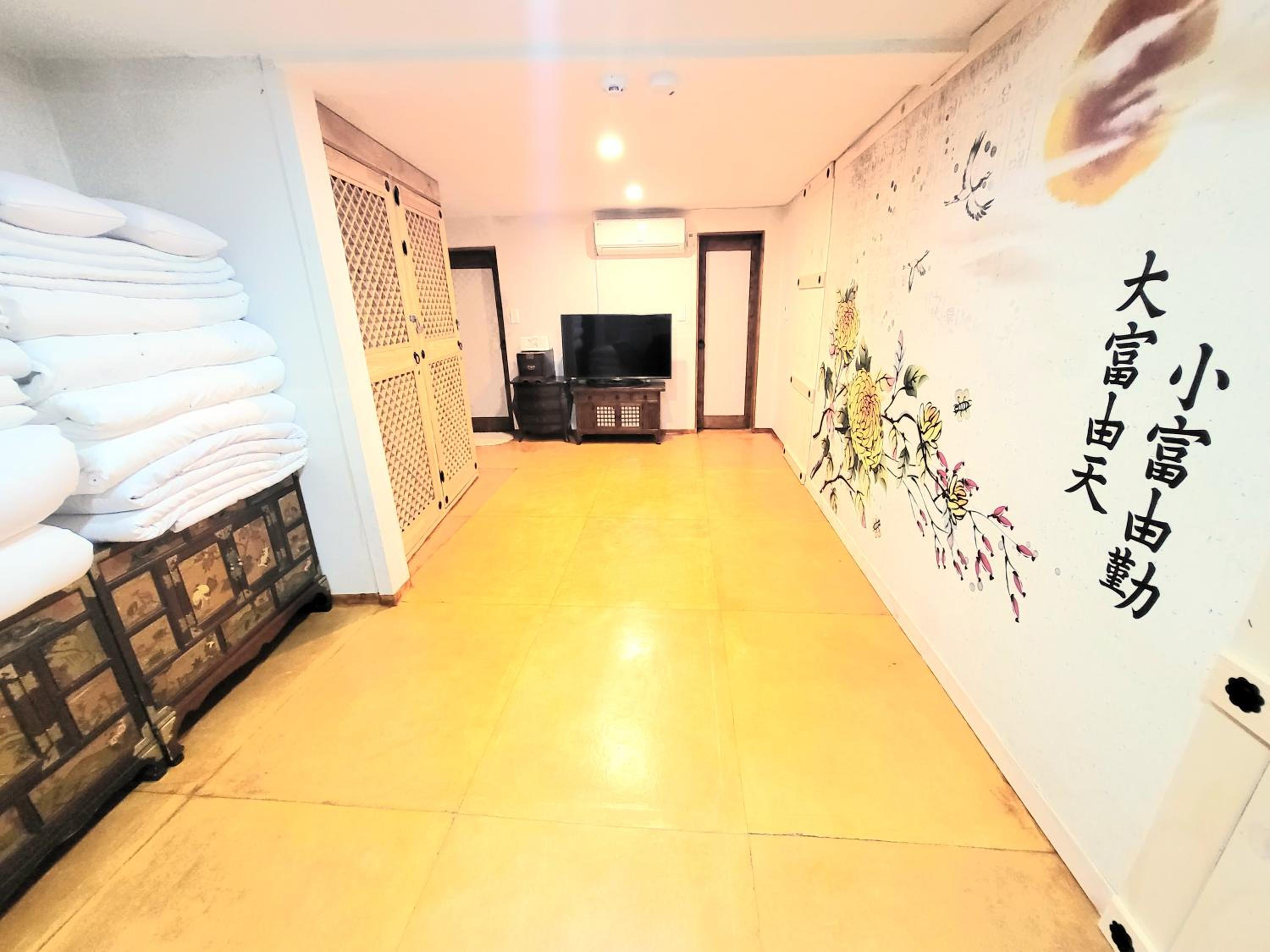 Family Room with Bathroom photo 2