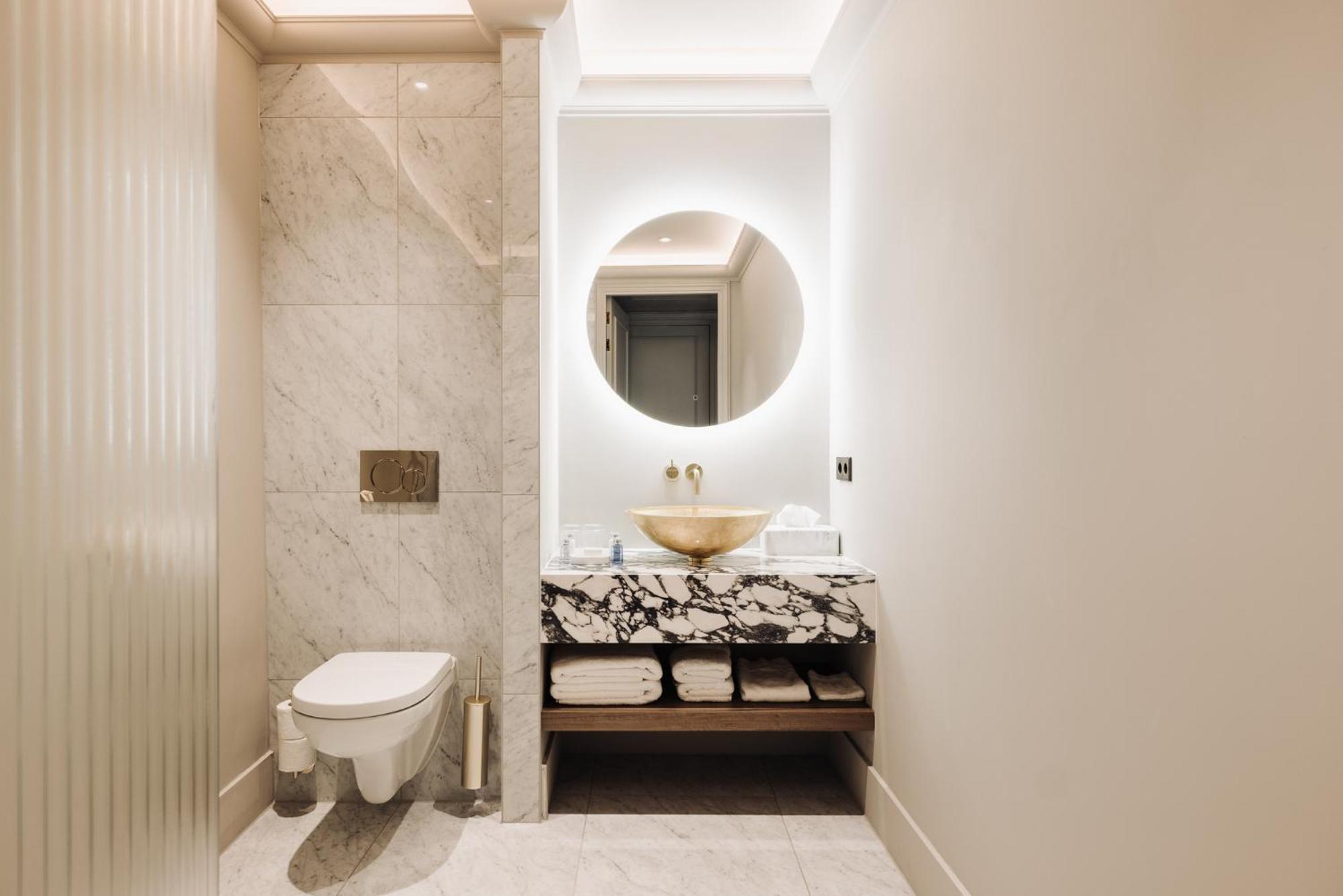 Double Room (Merchant - Canal View) thumbnail 6