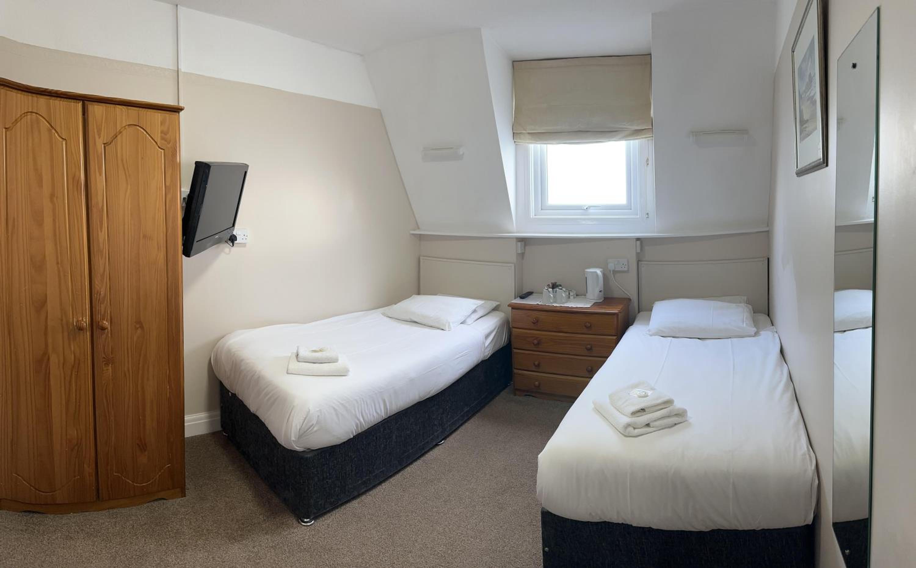 Twin Room - Photo 1
