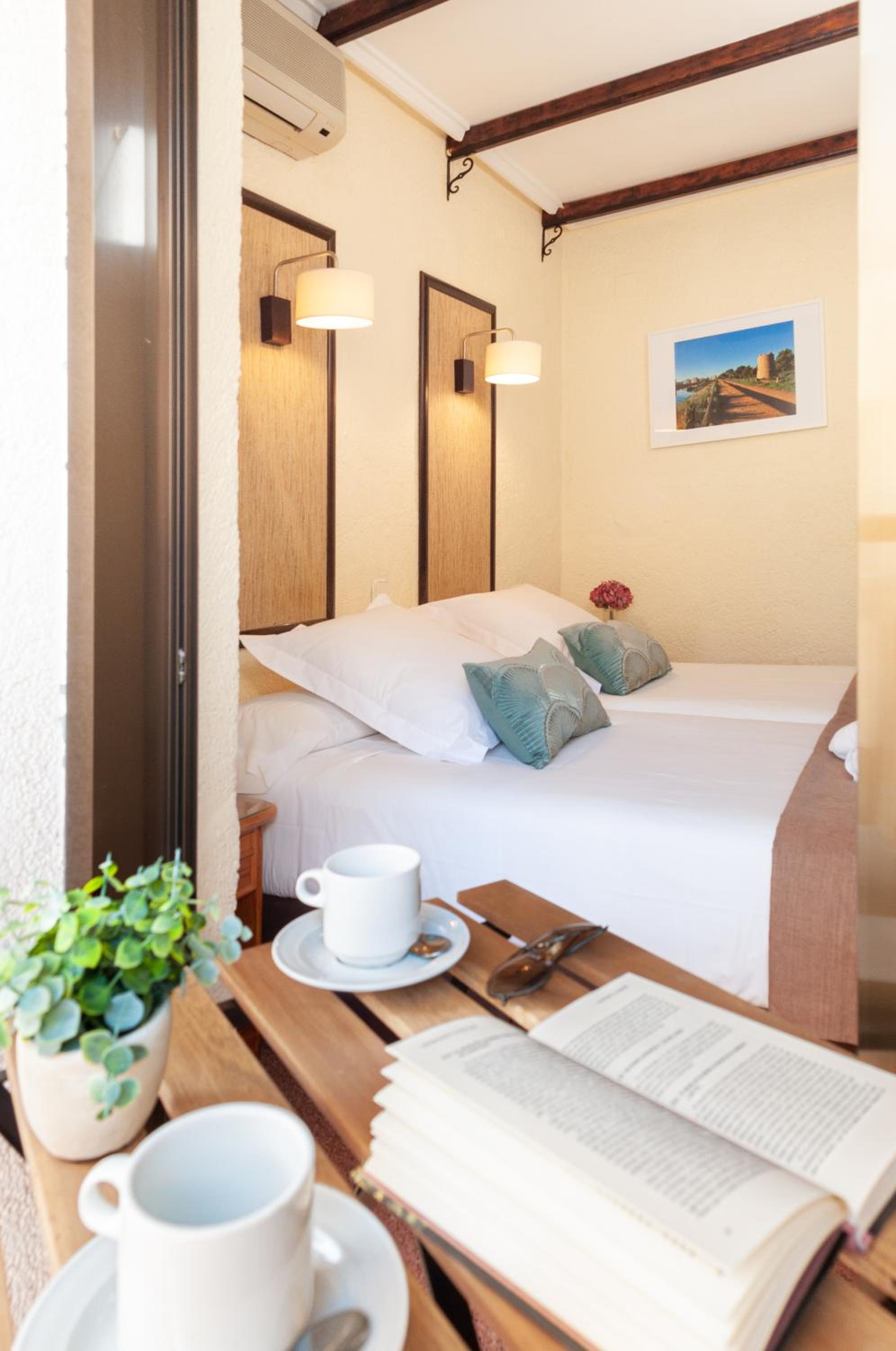Standard Double Room - Photo 13