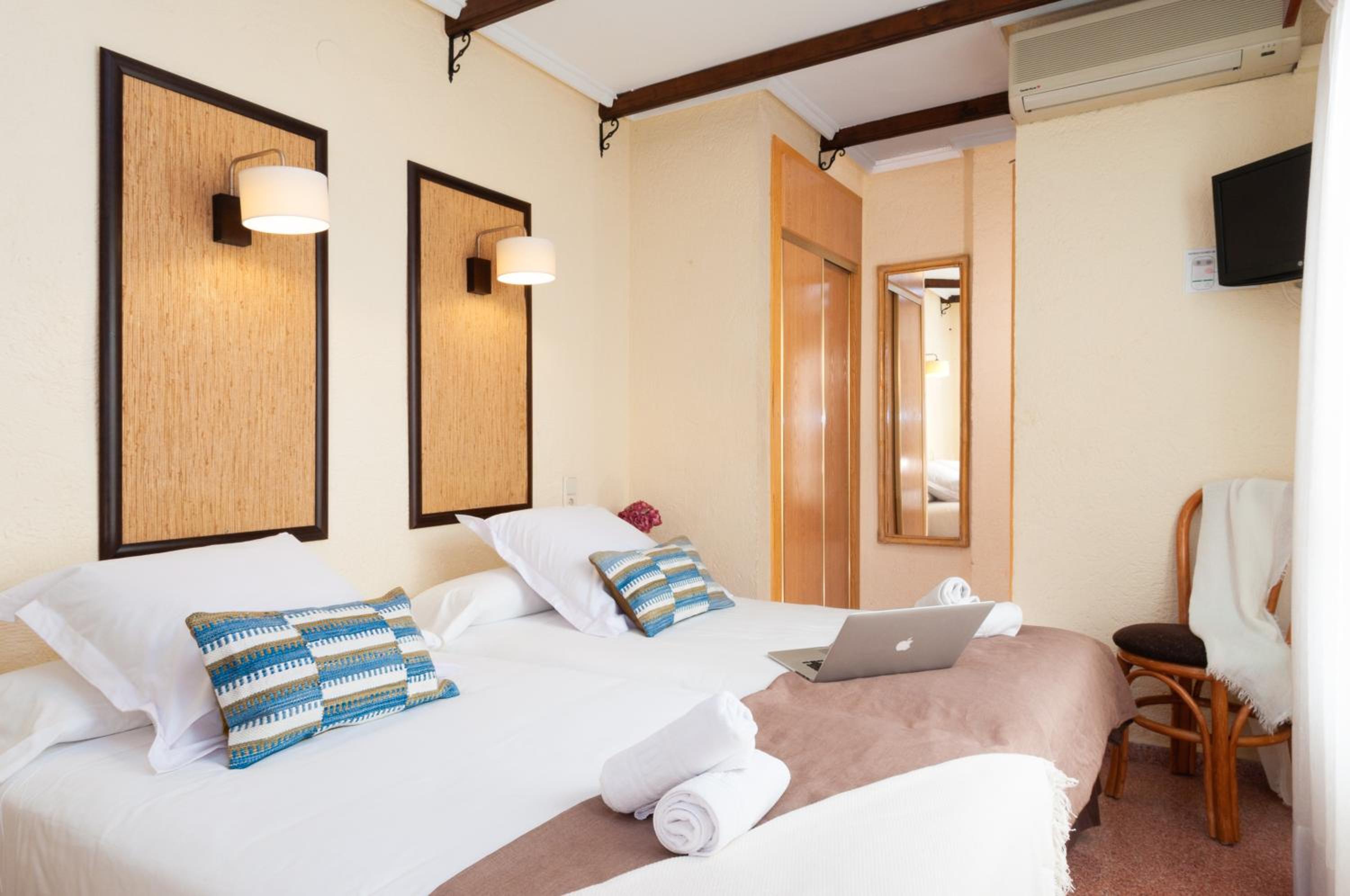 Standard Double Room - Photo 14