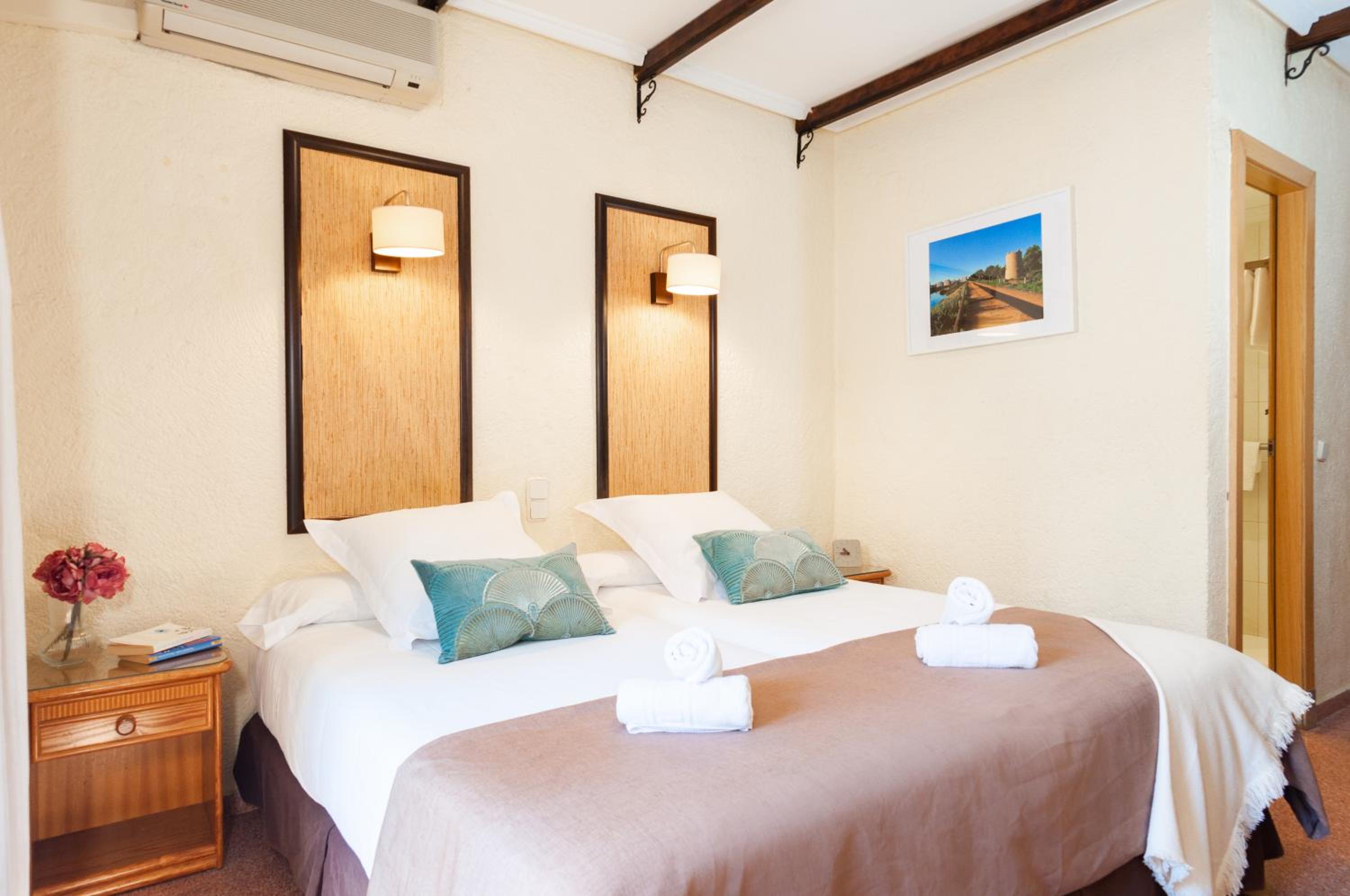Standard Double Room - Photo 12