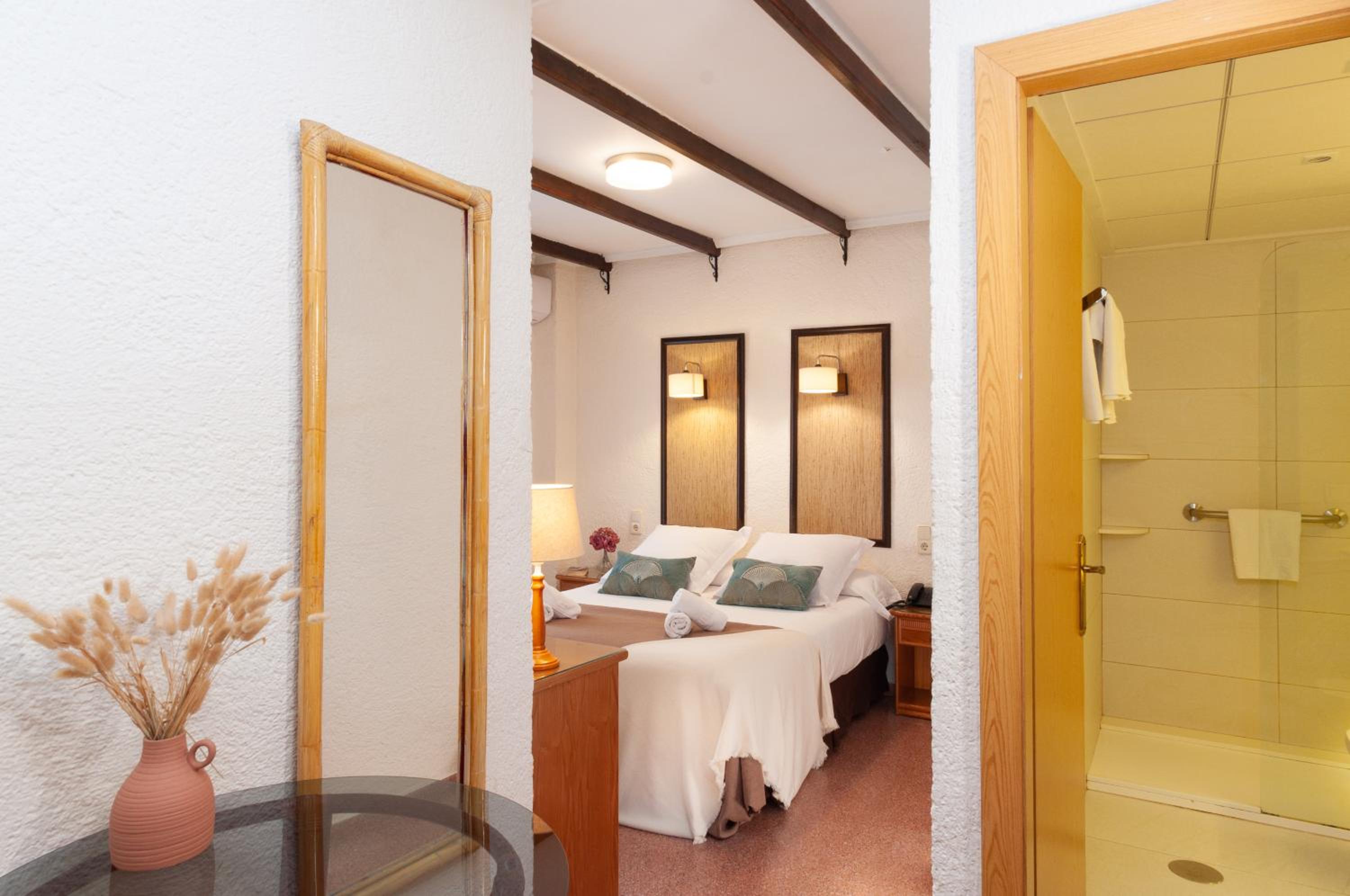 Standard Double Room - Photo 15