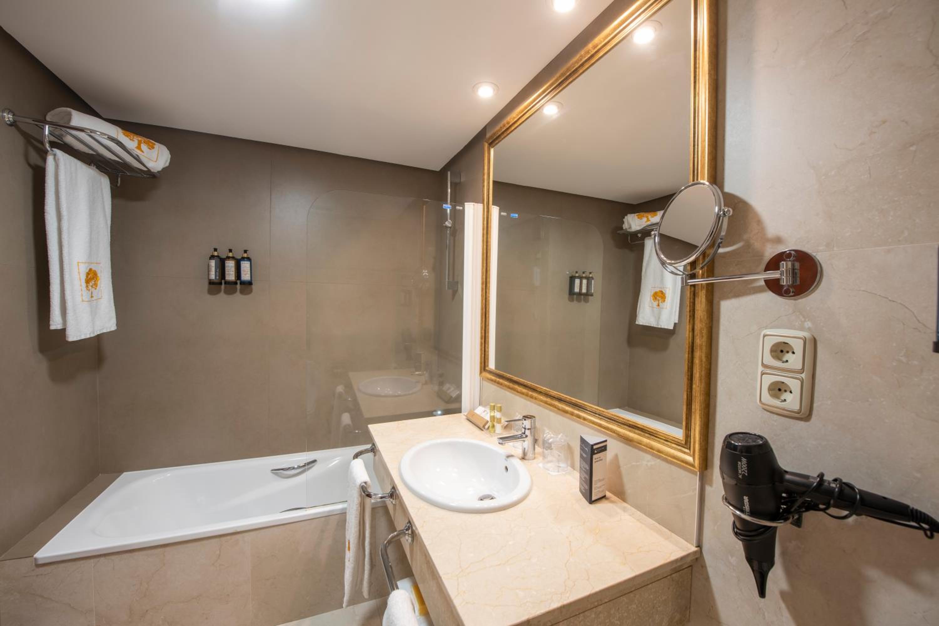 Double or Twin Room - Photo 30