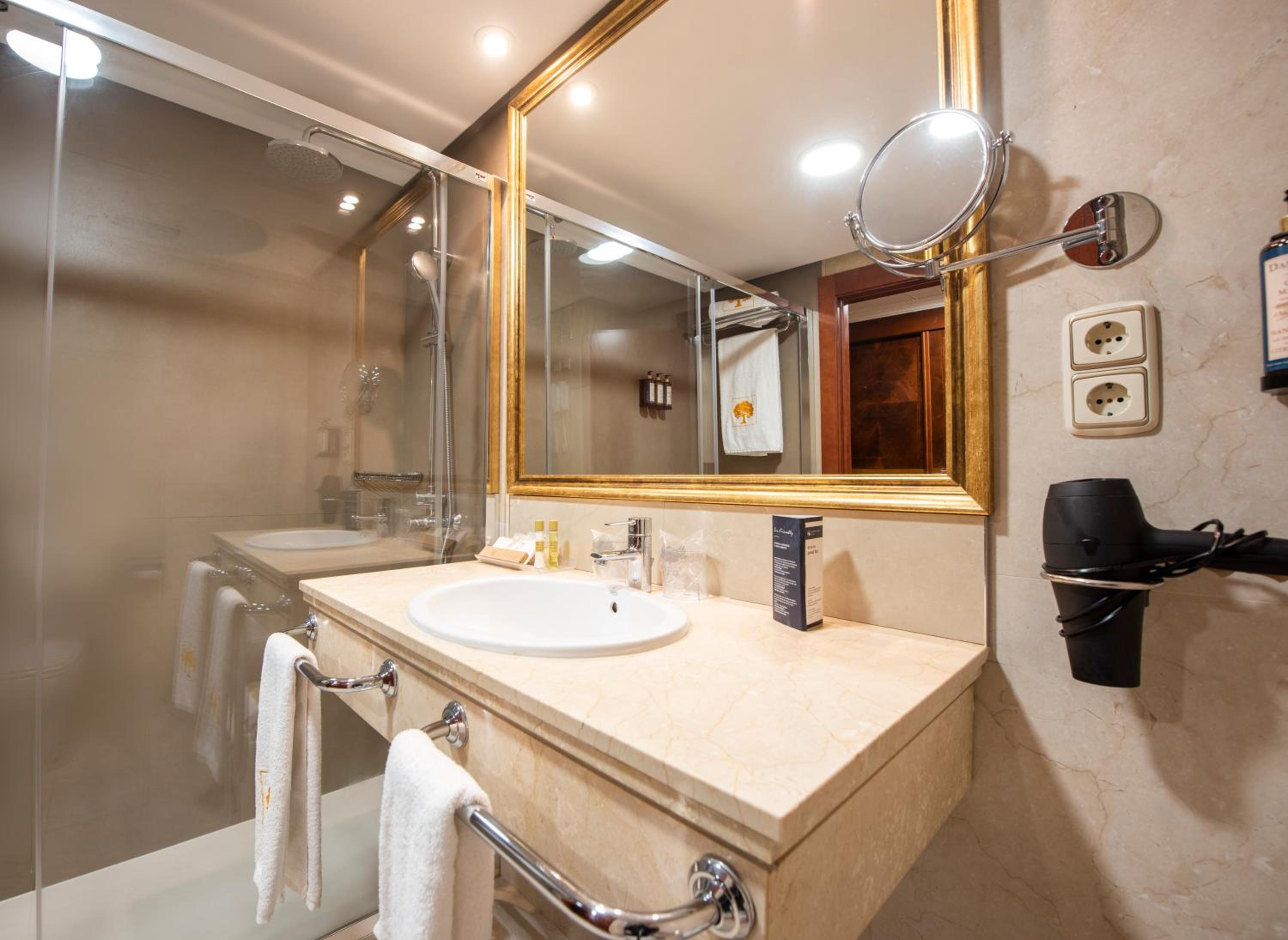Double or Twin Room - Photo 22