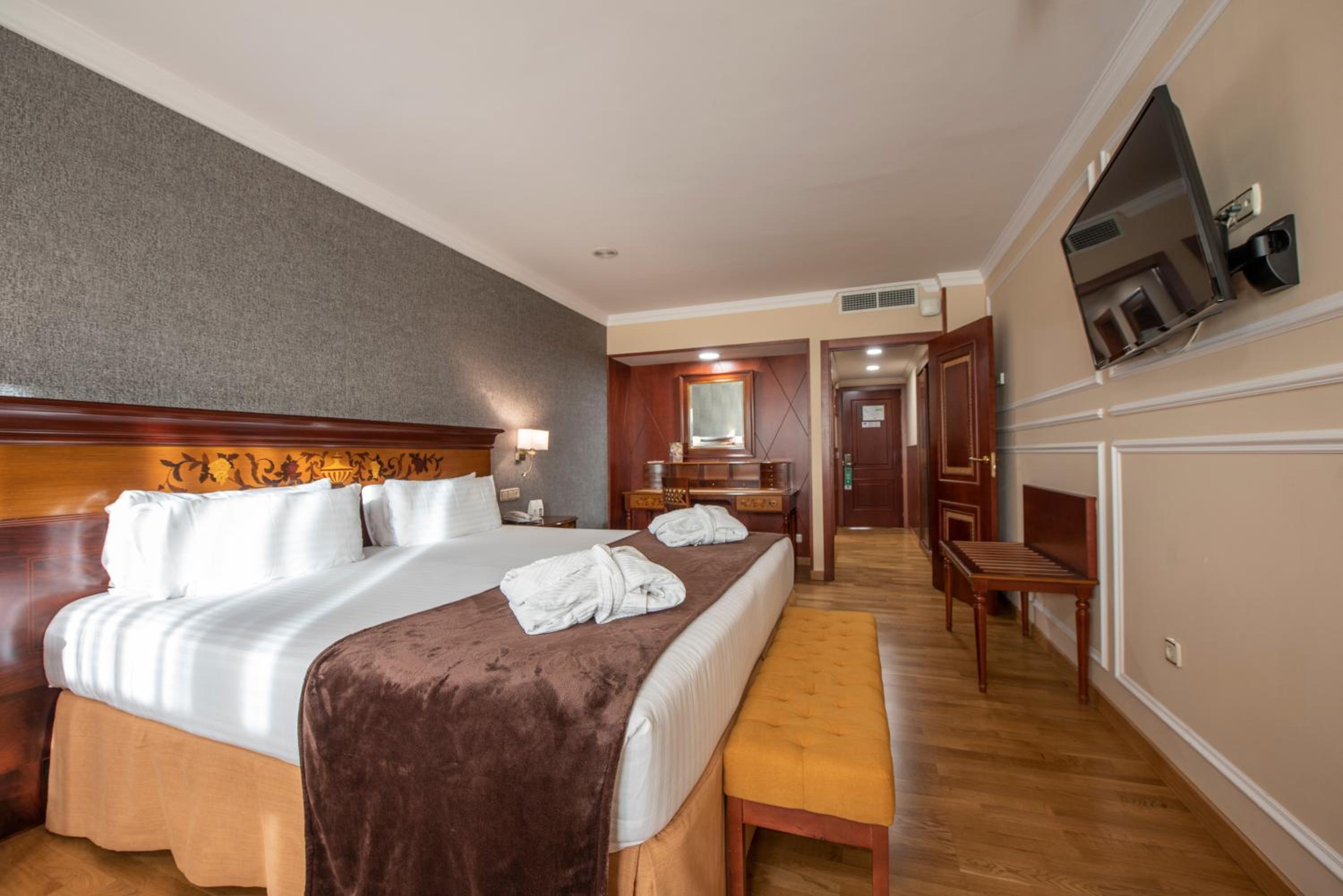 Double or Twin Room - Photo 18