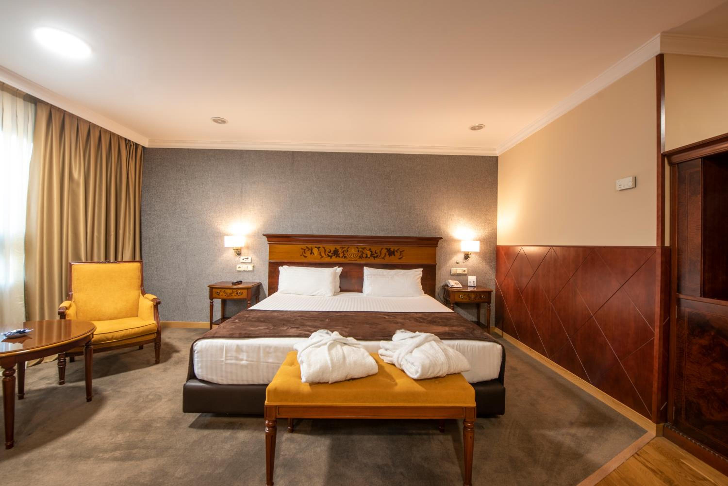 Double or Twin Room - Photo 13