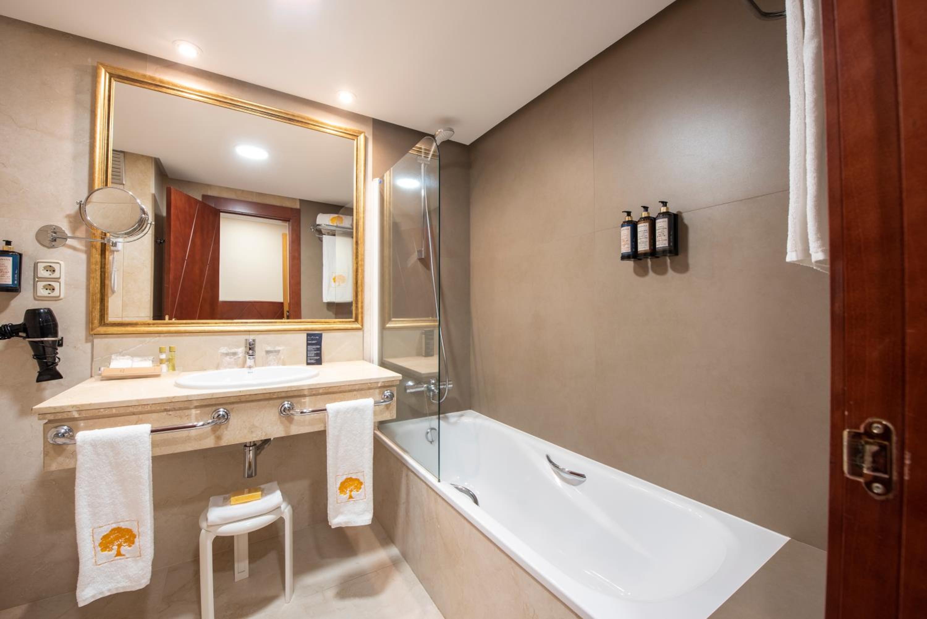 Double or Twin Room - Photo 16