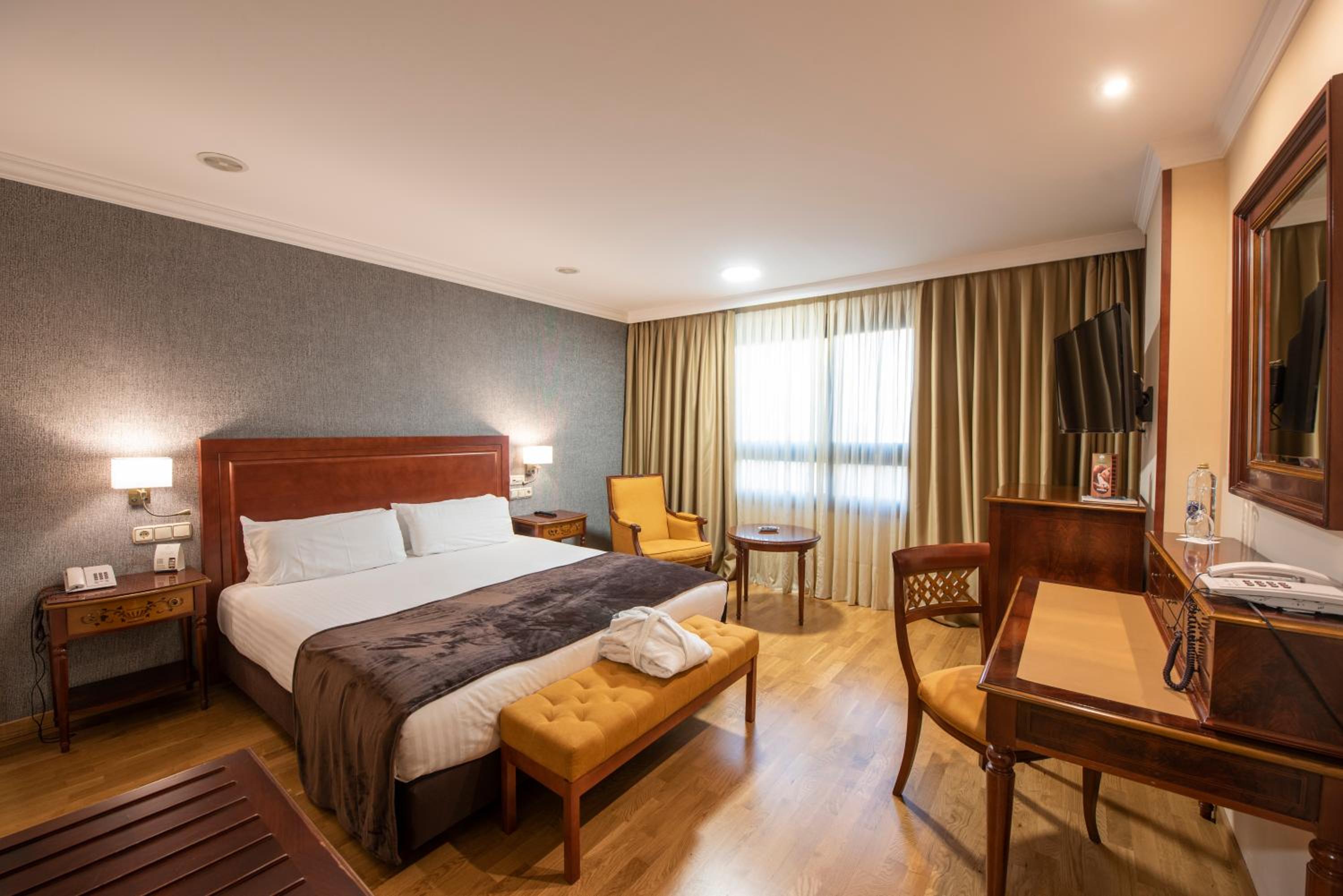 Double or Twin Room - Photo 11