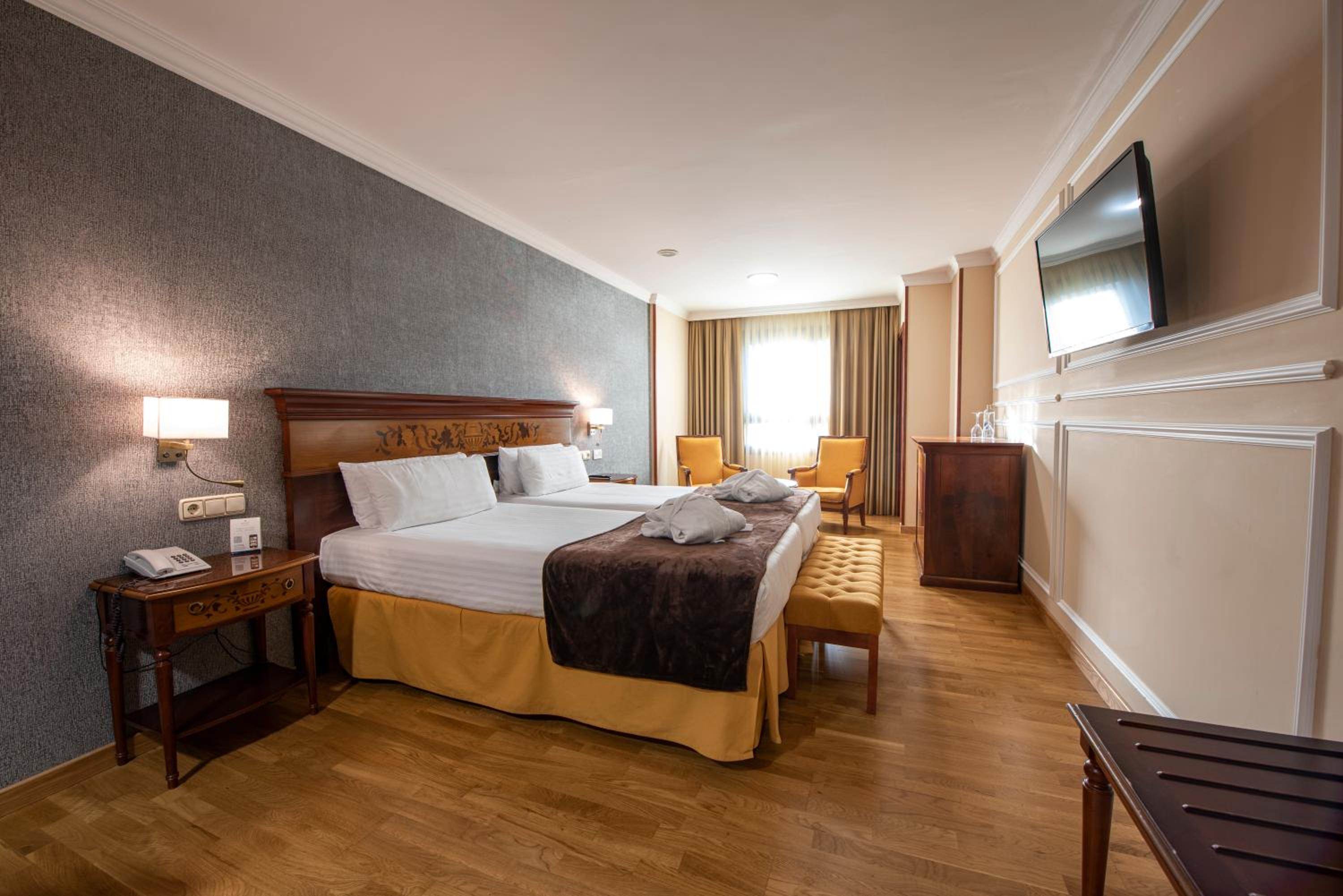 Double or Twin Room - Photo 10