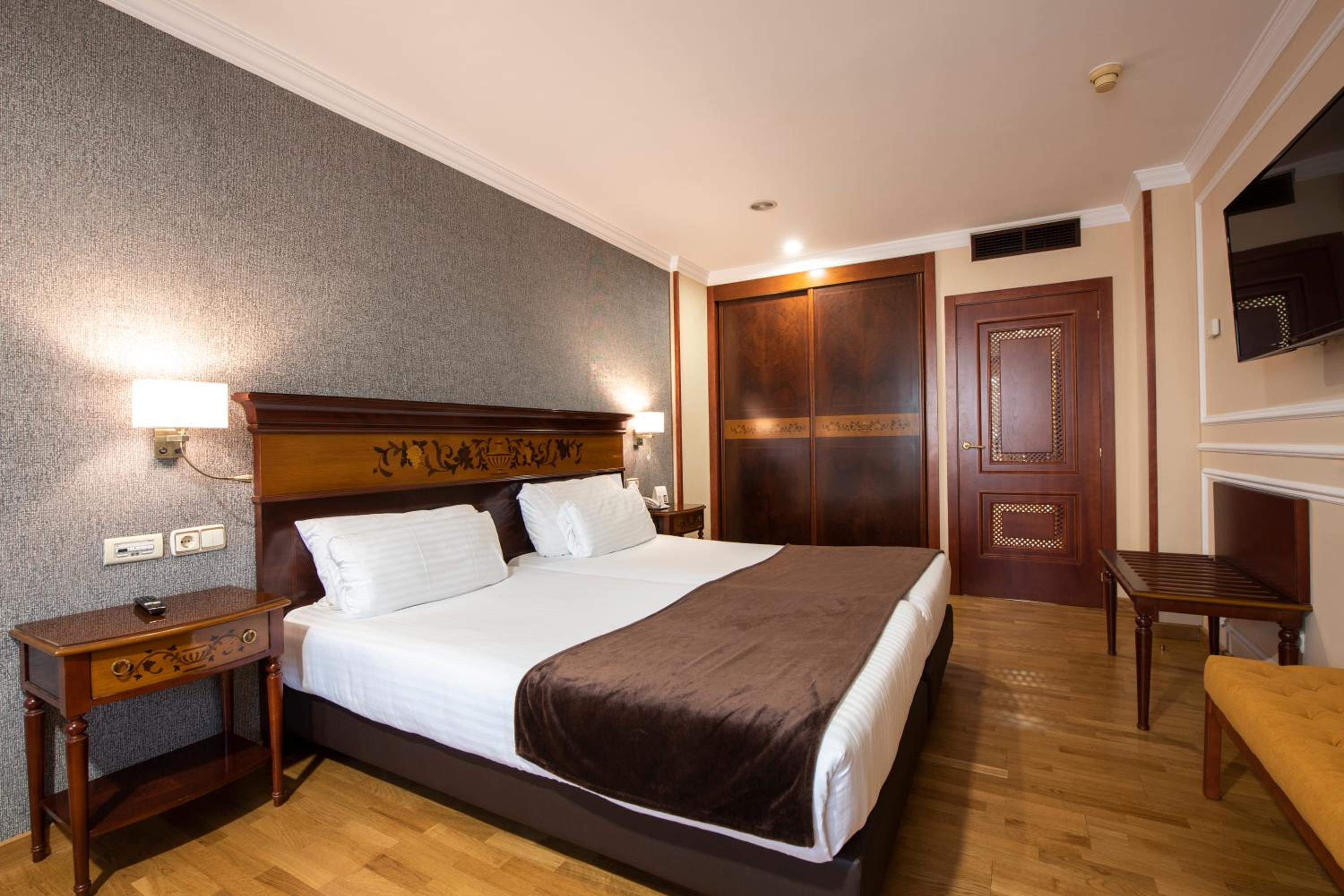 Double or Twin Room - Photo 8