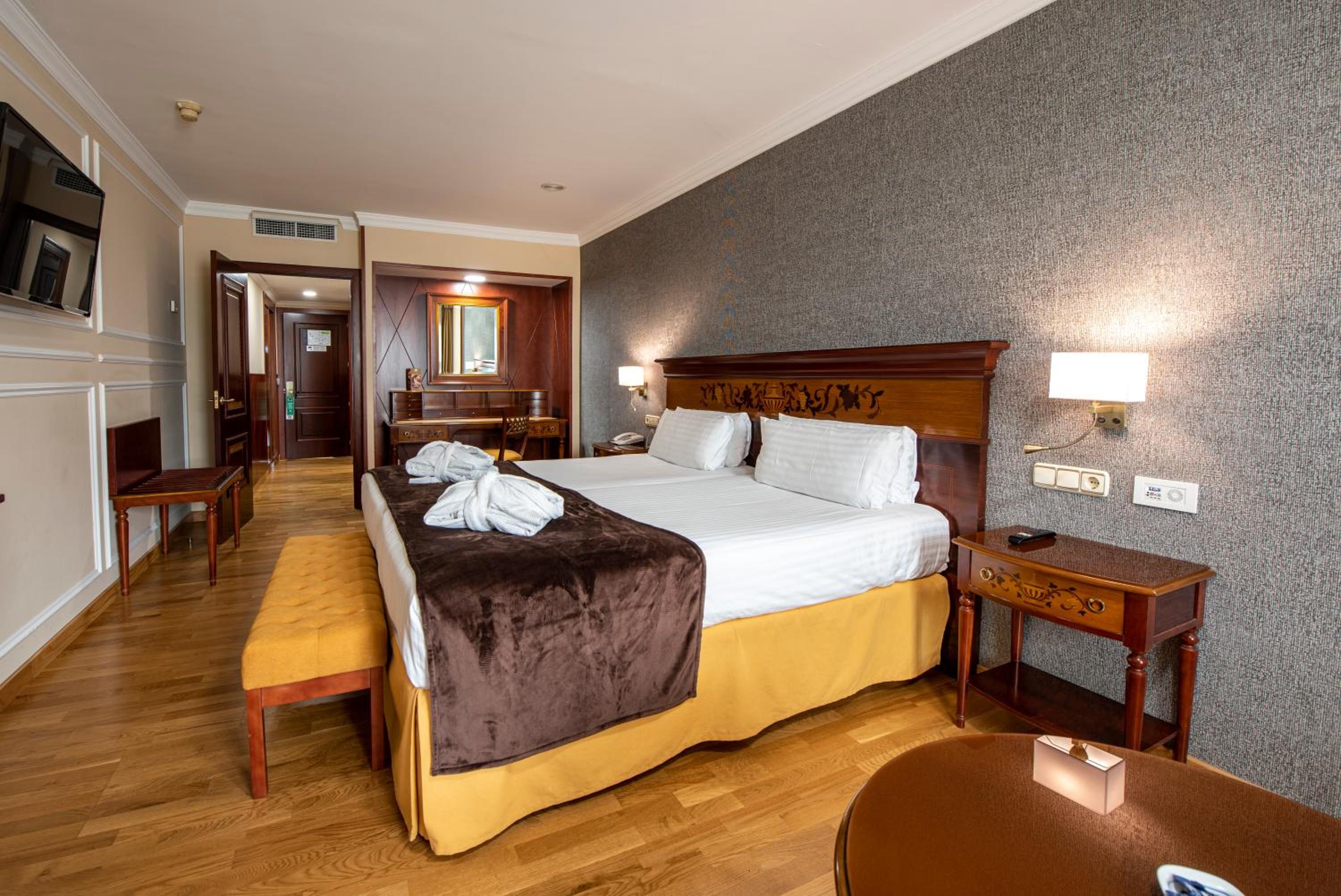 Double or Twin Room - Photo 6