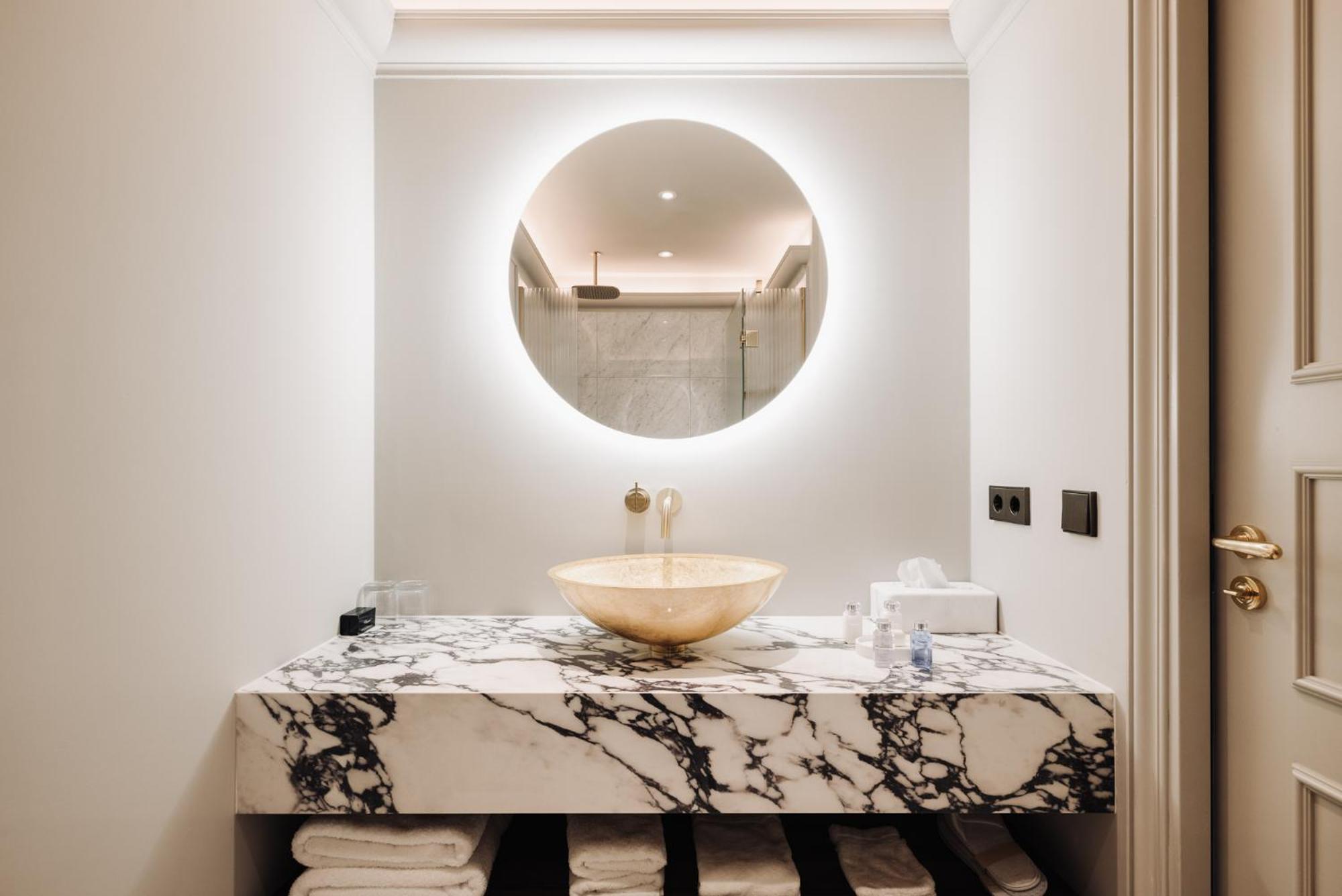 Executive Double Room (Grand Merchant - Canal View) thumbnail 5