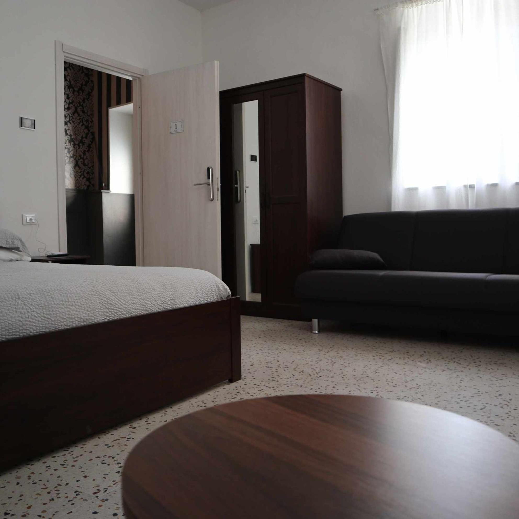 Deluxe Double Room - Photo 9