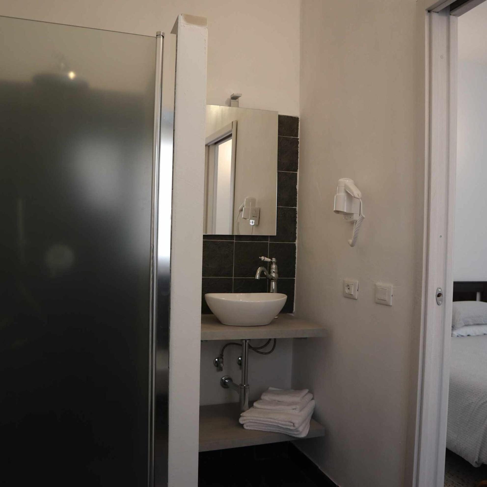 Deluxe Double Room - Photo 15