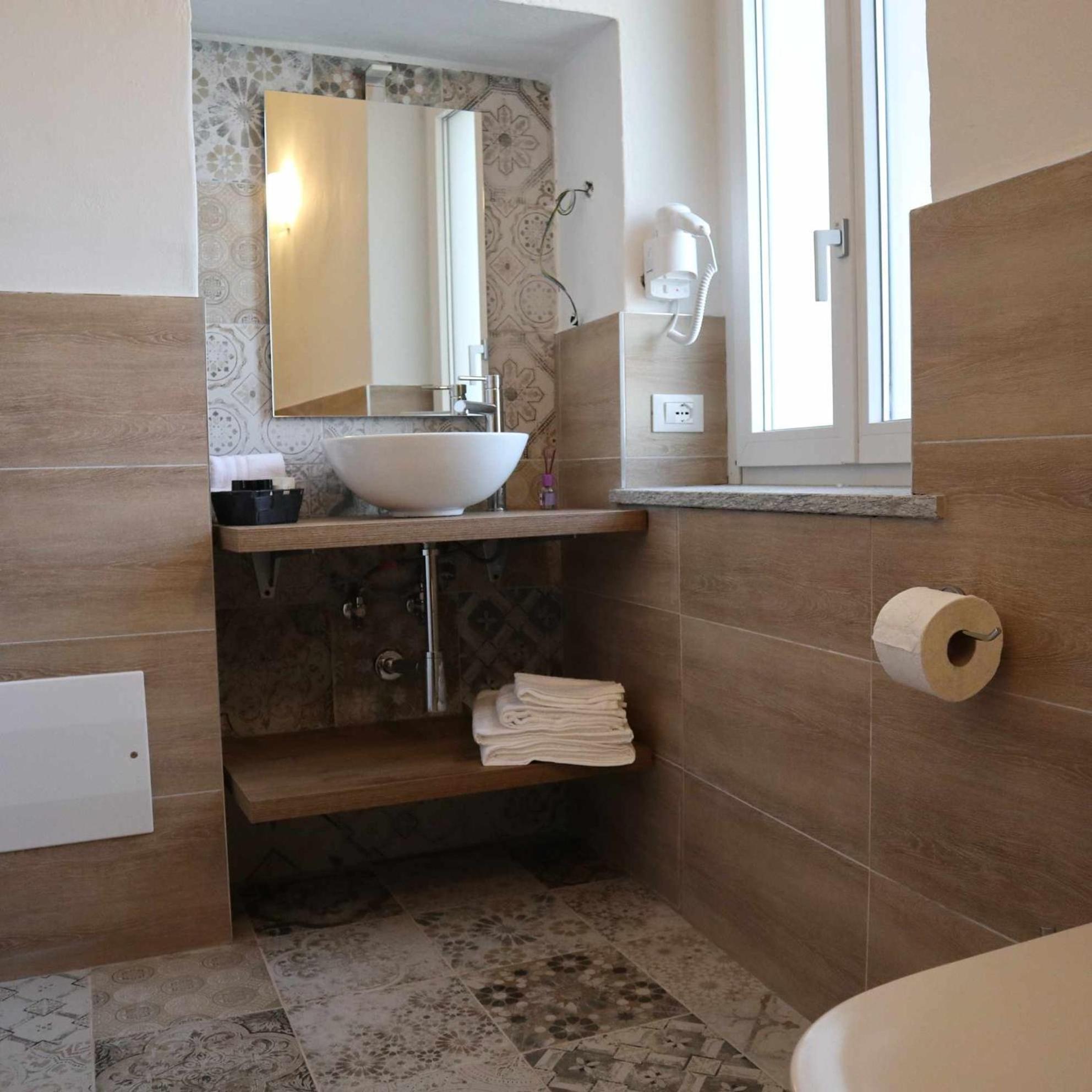 Deluxe Double Room - Photo 21