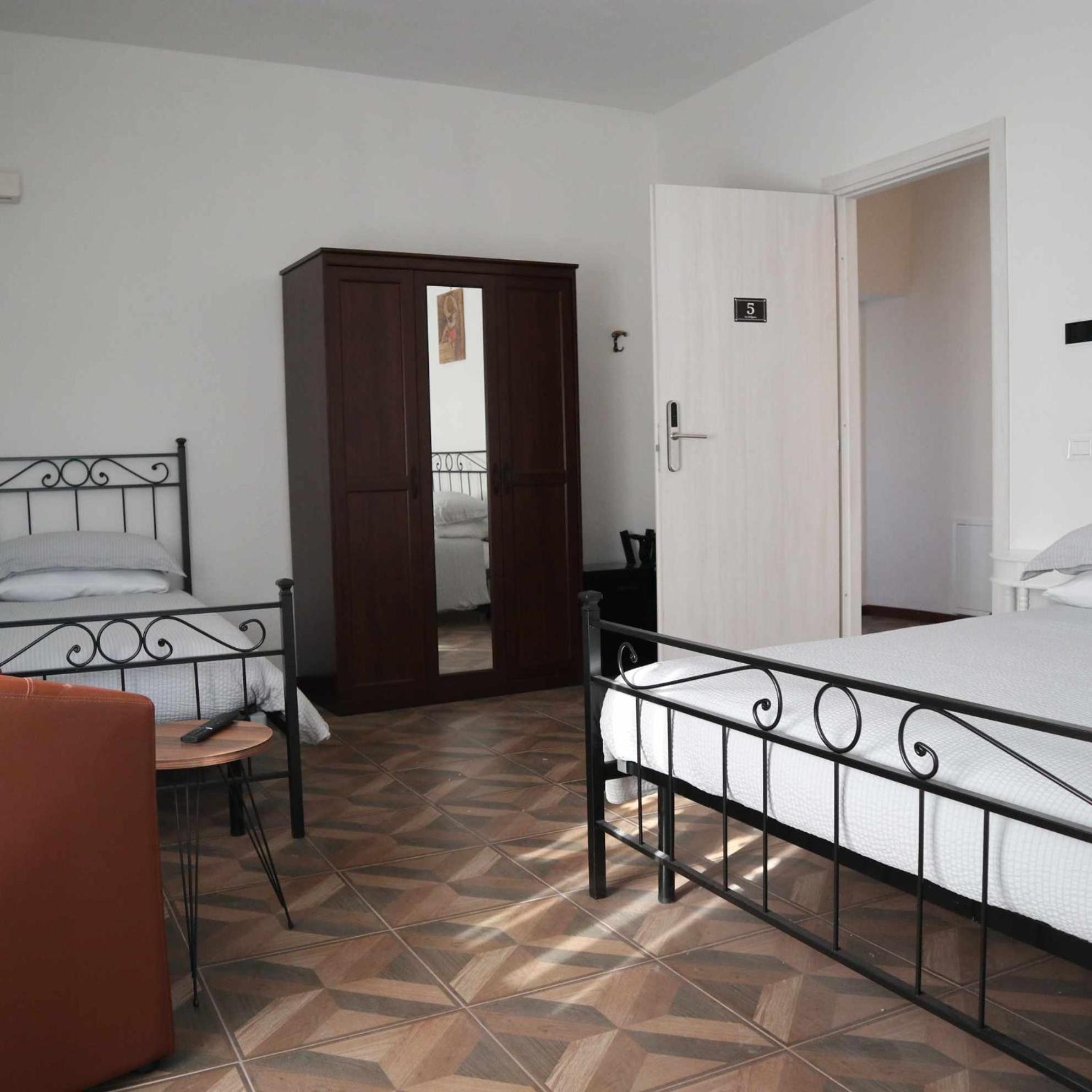 Deluxe Double Room - Photo 29