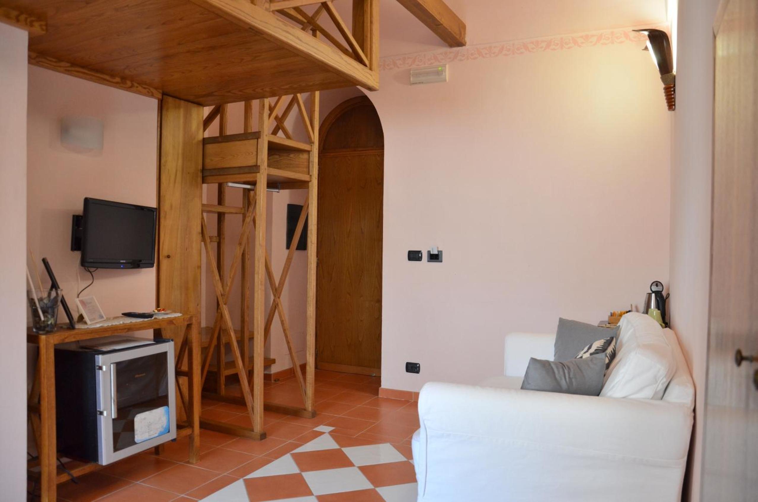 Double Room with Courtyard View - Photo 8