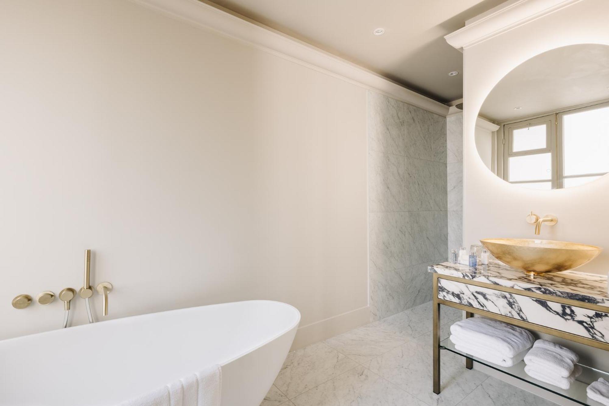 Executive Room (Grand Room Garden View, Bath) thumbnail 6