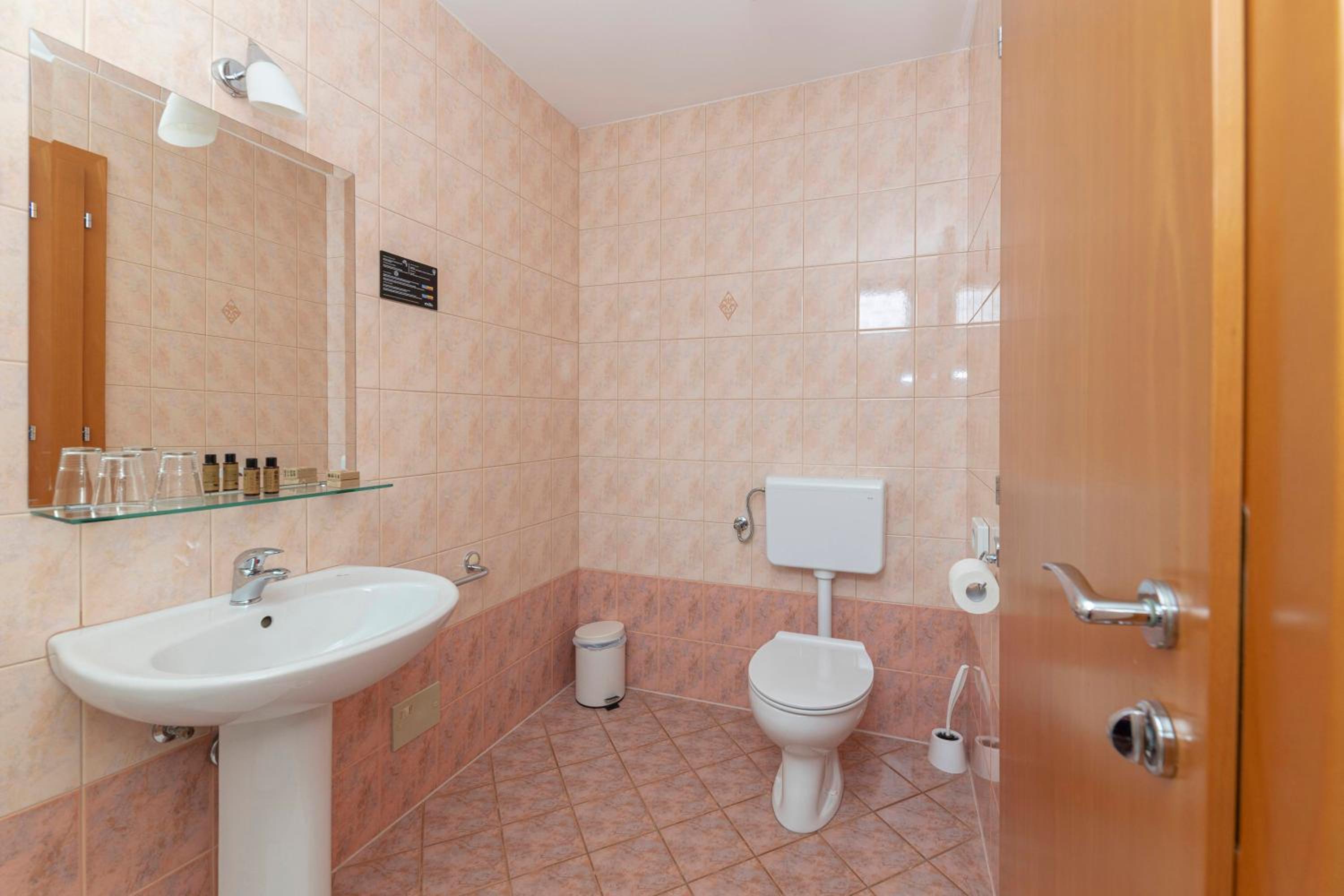 Standard Double Room - Photo 8