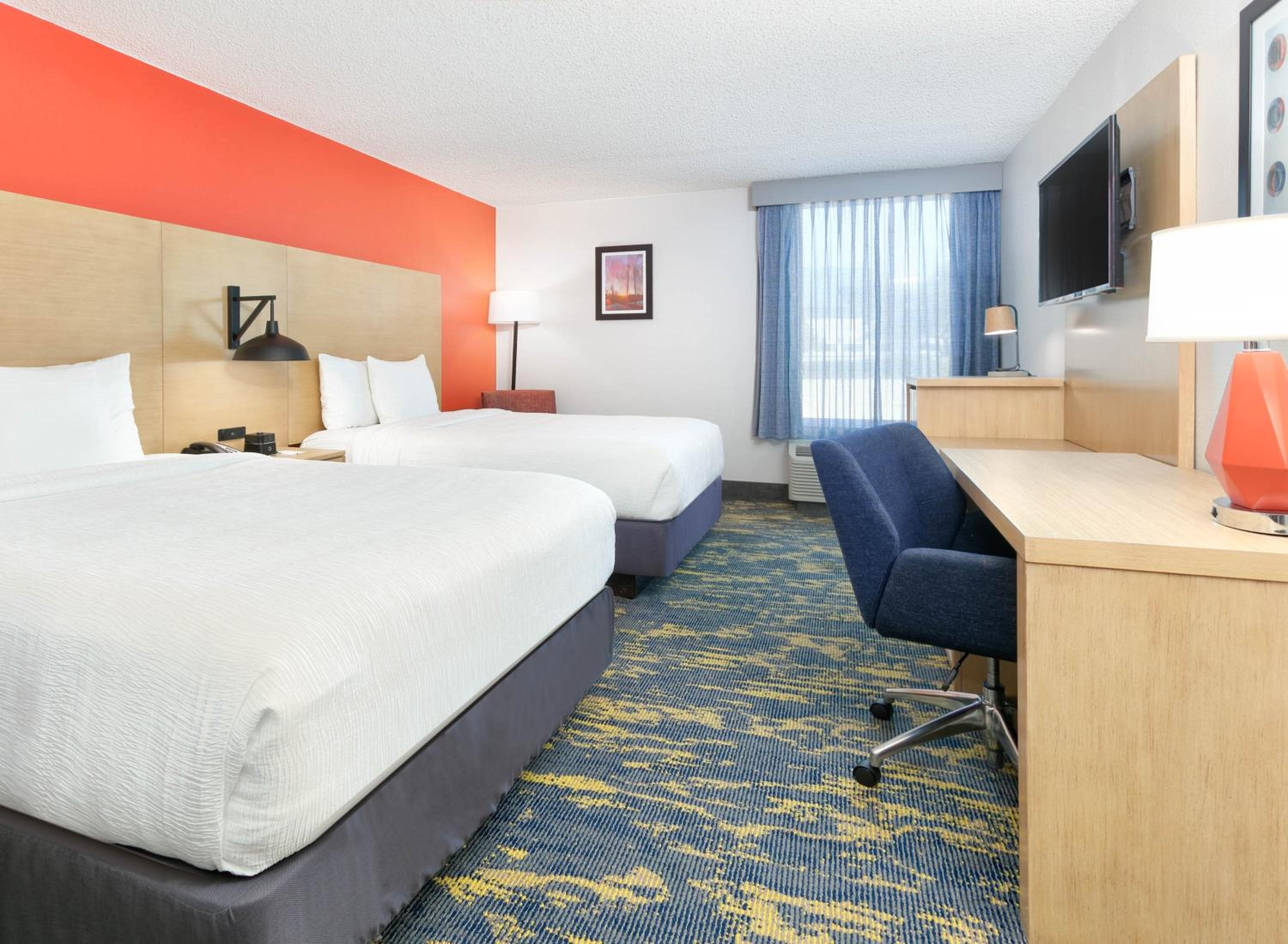 Queen Room with Two Queen Beds - Photo 4